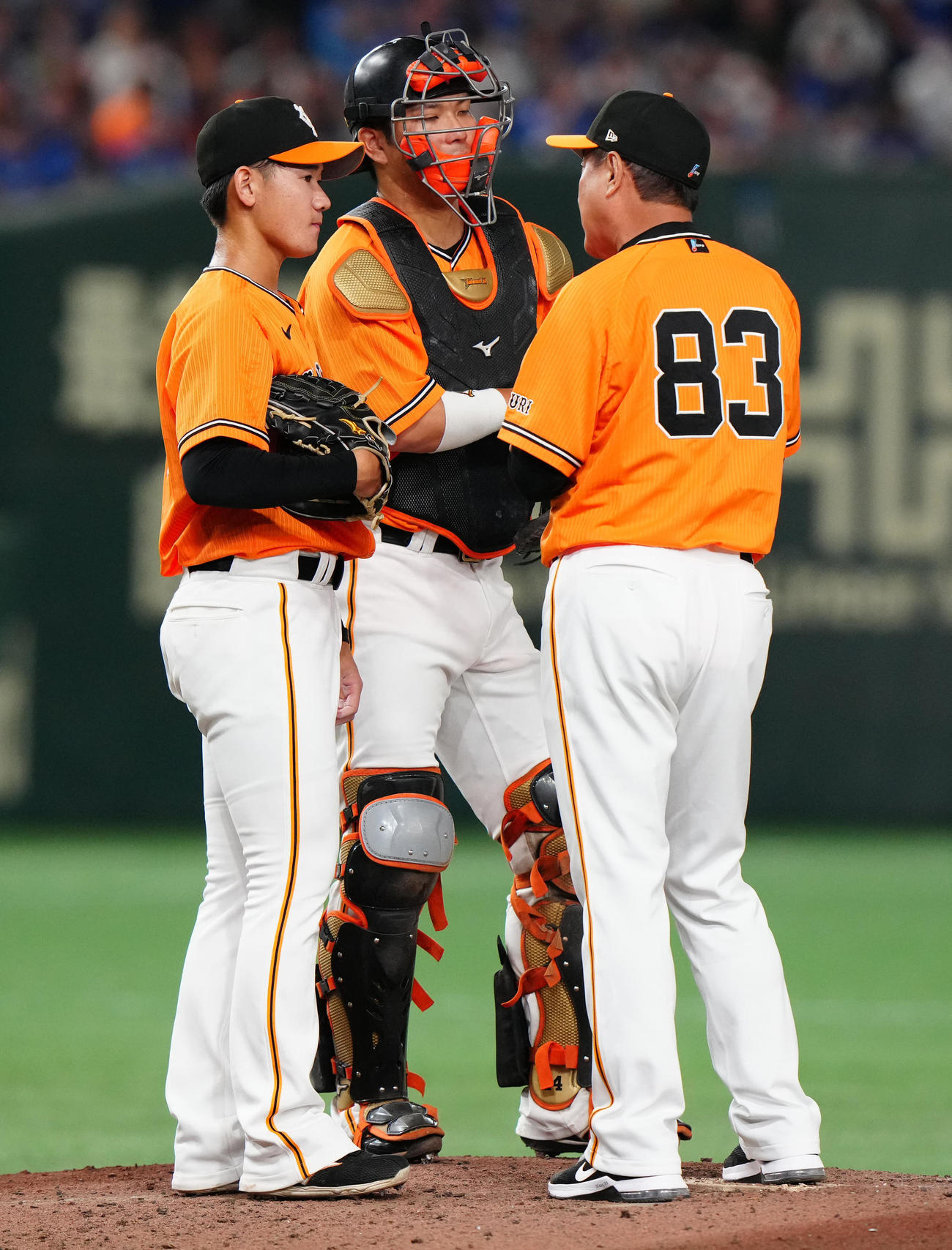 巨人対中日　4回表途中で降板を告げられ、巨人原監督（右）の話を聞く先発の井上（左）（撮影・江口和貴）