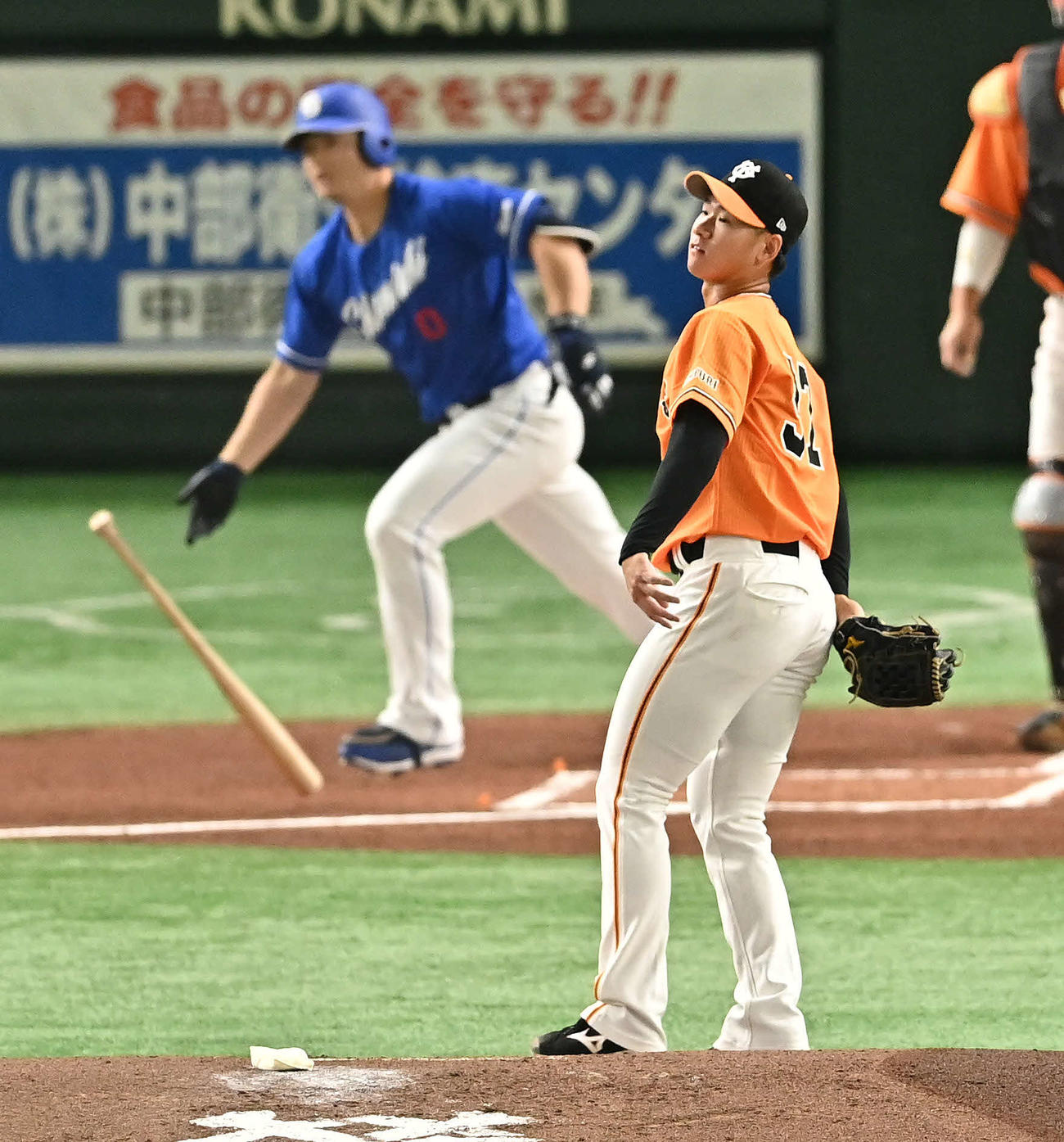 巨人対中日　1回表中日2死、細川（後方）にソロ本塁打を許す井上（撮影・滝沢徹郎）