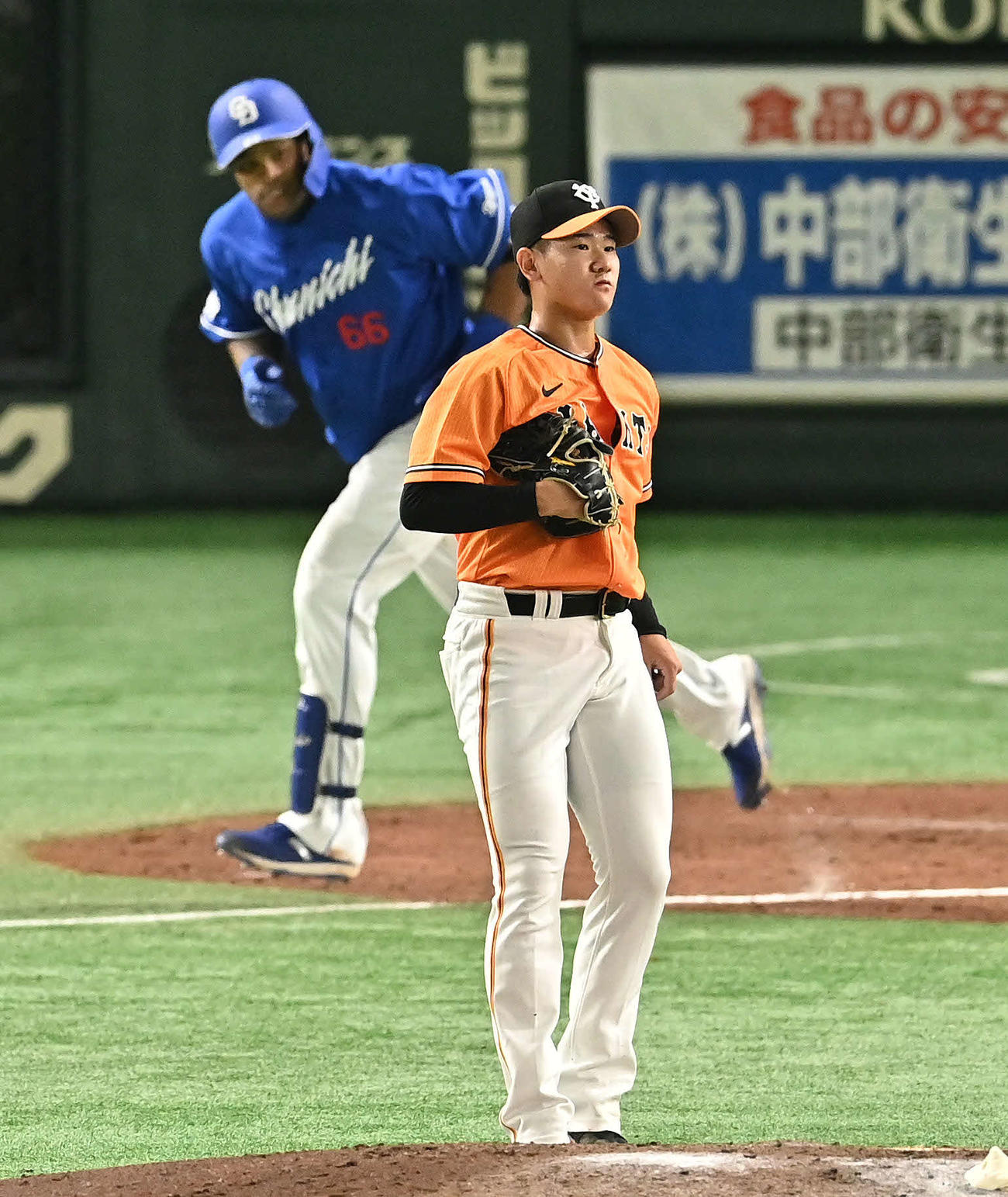 巨人対中日　4回表中日無死二、三塁、ビシエド（後方）に適時打を許す井上（撮影・滝沢徹郎）