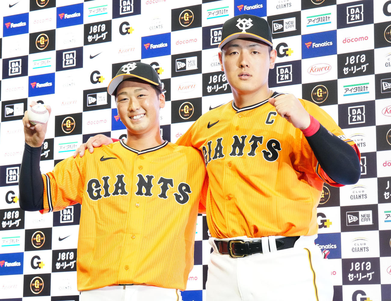 巨人対中日　試合後、写真に納まる巨人岡本和（右）と船迫（撮影・江口和貴）