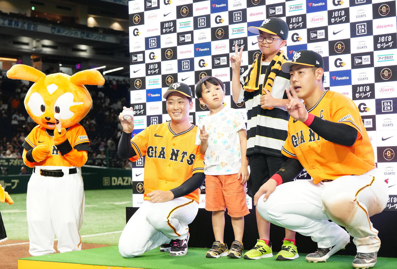 巨人対中日　試合後、ファンと写真に納まる巨人岡本和（右端）と船迫（撮影・江口和貴）