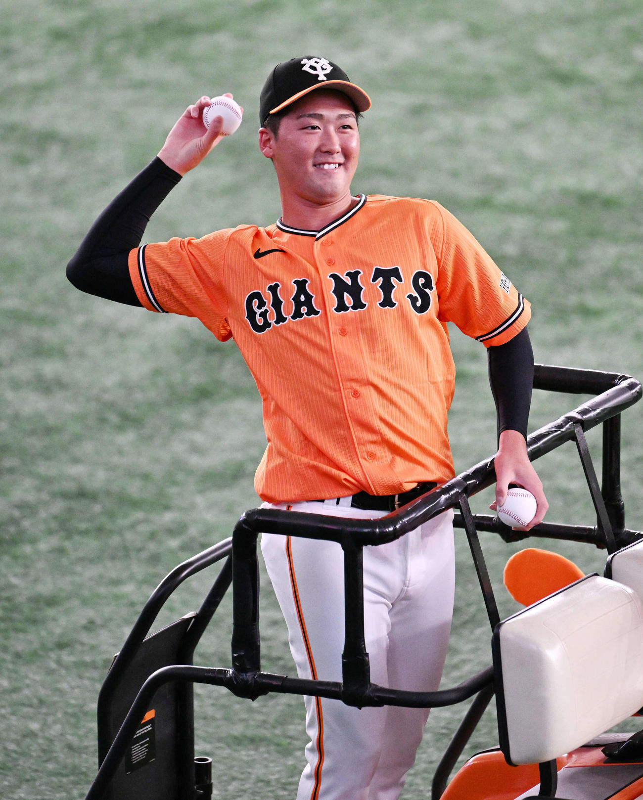 巨人対中日　試合後、笑顔でサインボールを客席に投げ込む巨人船迫（撮影・滝沢徹郎）