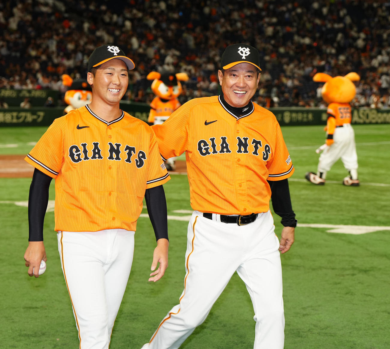 巨人対中日　プロ初勝利を挙げ、巨人原監督（右）から祝福される船迫（撮影・江口和貴）