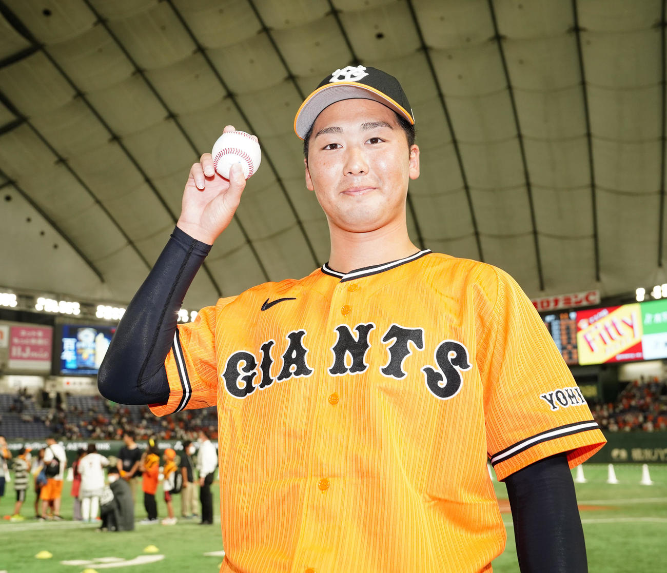 巨人対中日　プロ初勝利を挙げ、写真に納まる巨人船迫（撮影・江口和貴）