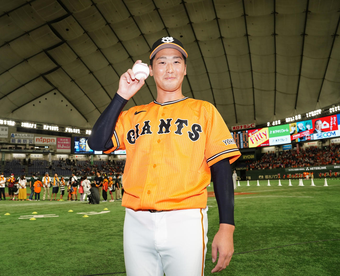 巨人対中日　プロ初勝利を挙げ、写真に納まる巨人船迫（撮影・江口和貴）