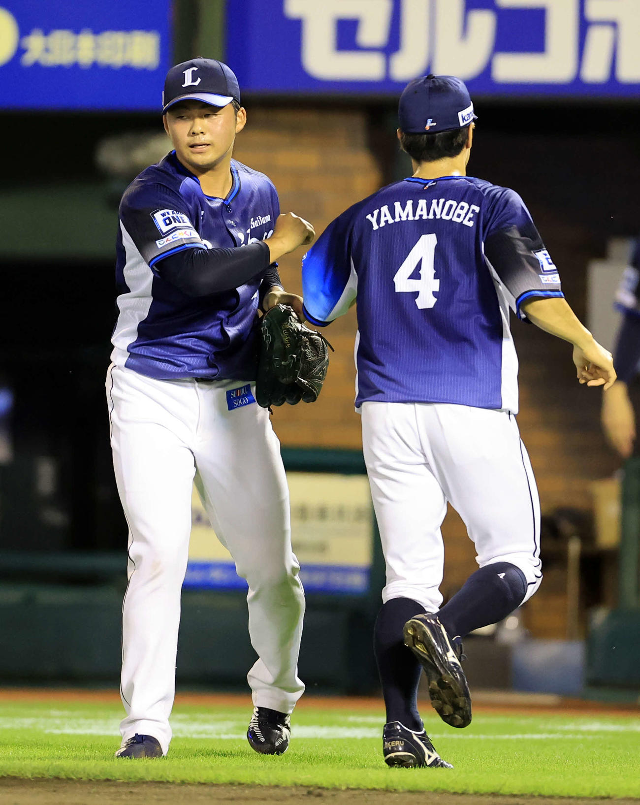 楽天対西武　8回裏楽天の攻撃を3人に仕留めた豆田（左）は山野辺とグータッチ（撮影・浅見桂子）