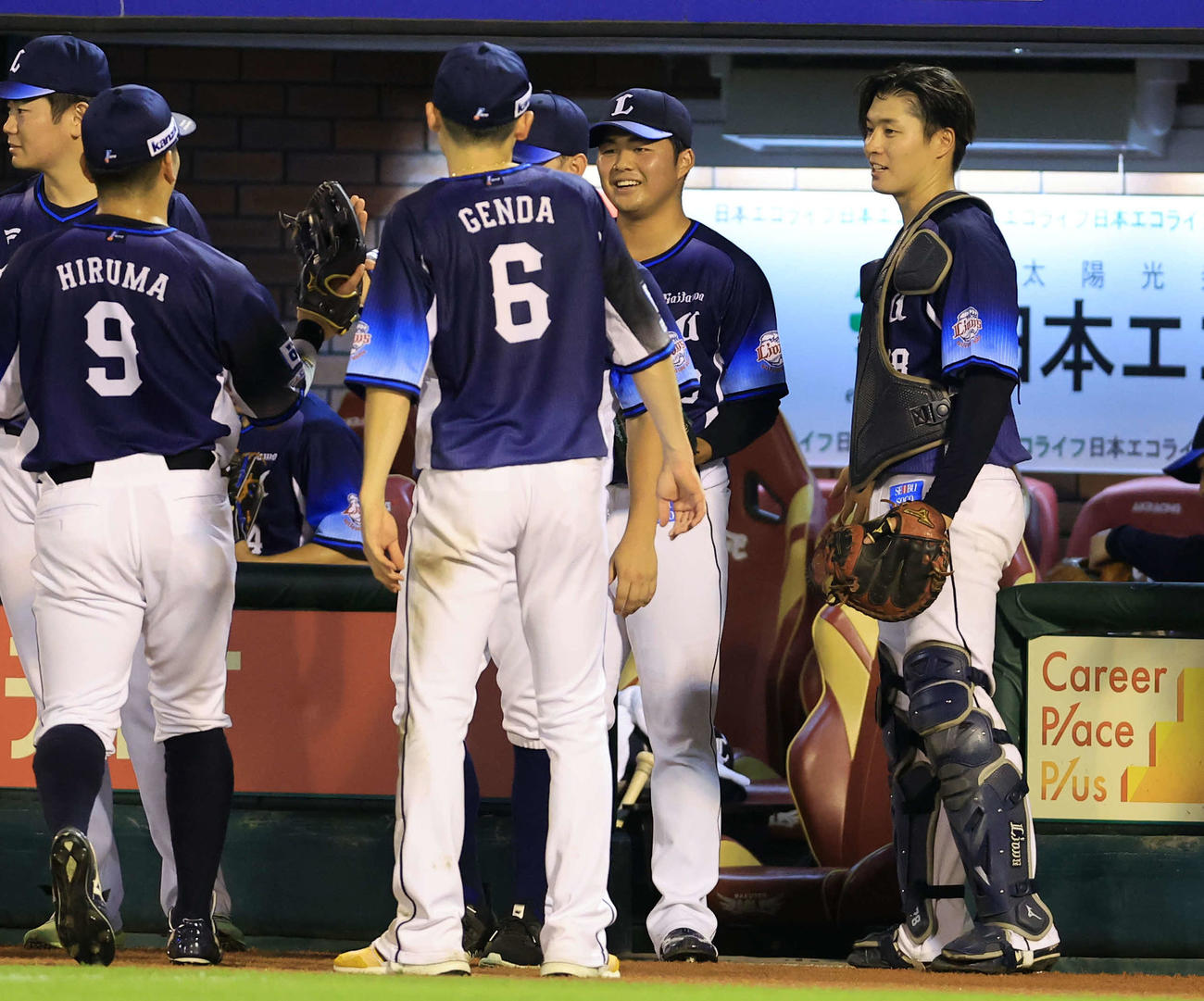 楽天対西武　8回裏楽天の攻撃を3人に仕留めた豆田（中央）は笑顔でナインとグータッチ（撮影・浅見桂子）