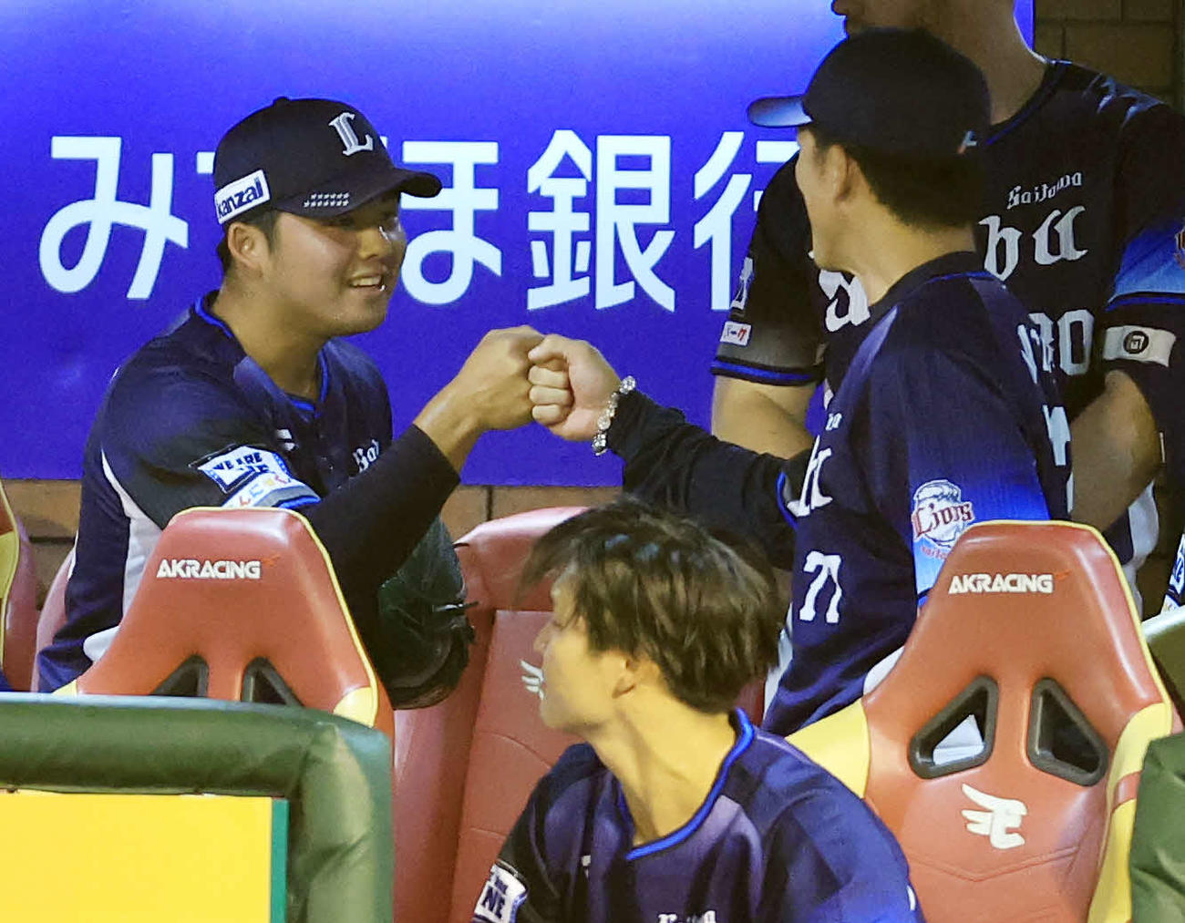 楽天対西武　8回裏楽天の攻撃を3人に仕留めた豆田（左）は笑顔で松井監督とグータッチ（撮影・浅見桂子）