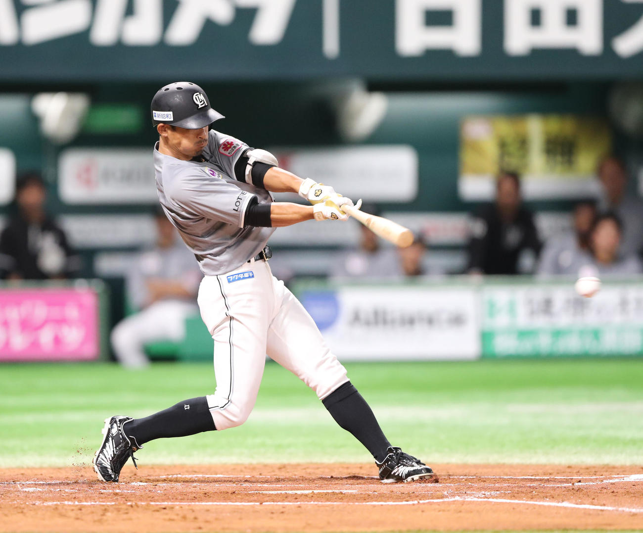 ソフトバンク対ロッテ　1回表ロッテ1死一、三塁、荻野は左前適時打を放つ（撮影・梅根麻紀）