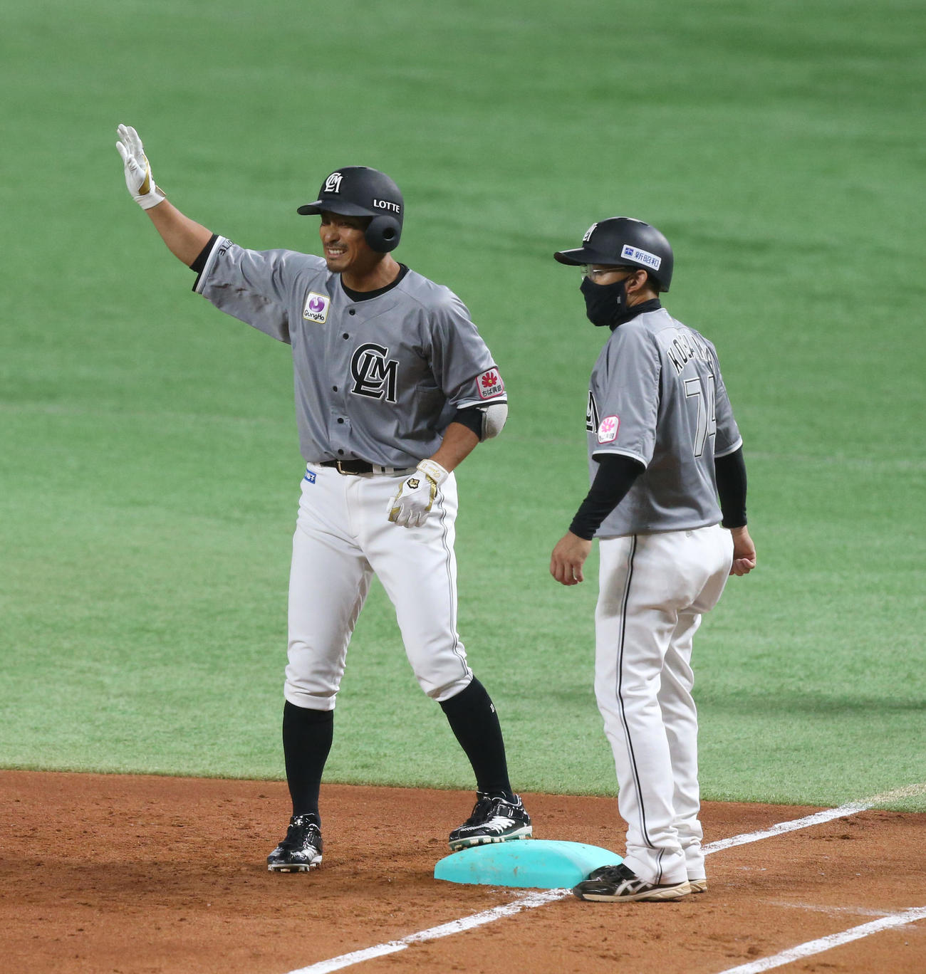 ソフトバンク対ロッテ　1回表ロッテ1死一、三塁、荻野は左前適時打を放つ（撮影・冨田成美）