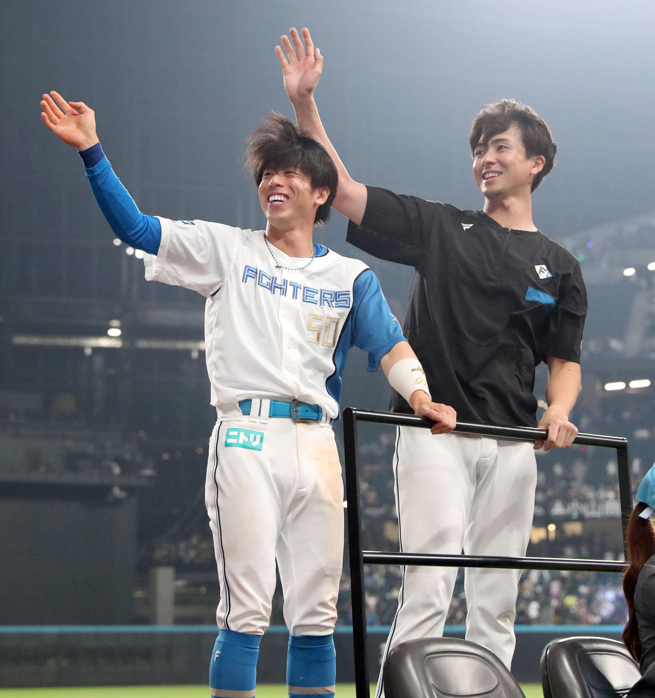 日本ハム対オリックス　スタンド応援席のファンに手を振りながらグラウンドを一周する日本ハム五十幡（左）と上沢（撮影・佐藤翔太）