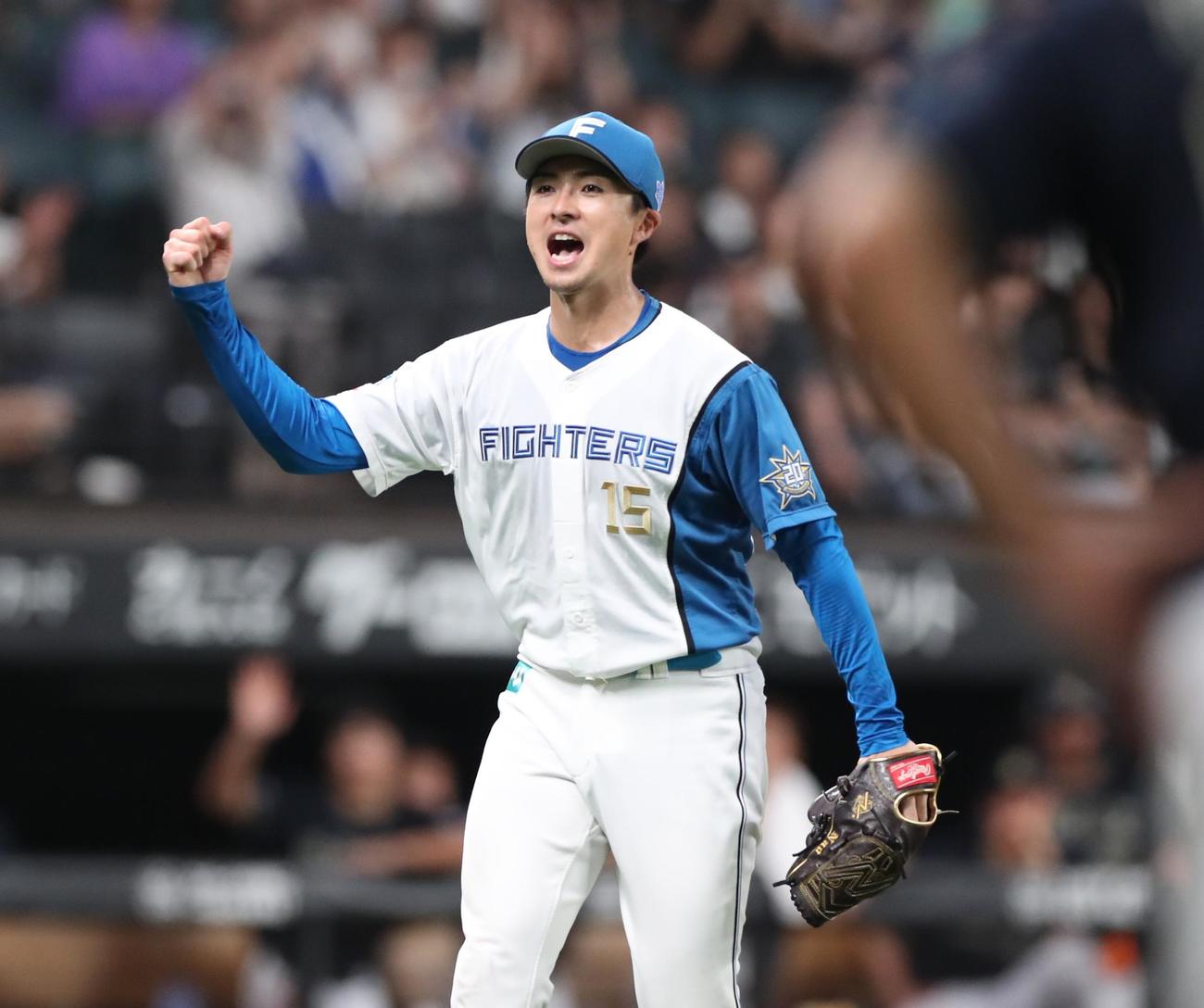 日本ハム対オリックス　8回表オリックス1死一塁、宜保を併殺に取り叫ぶ上沢（撮影・黒川智章）