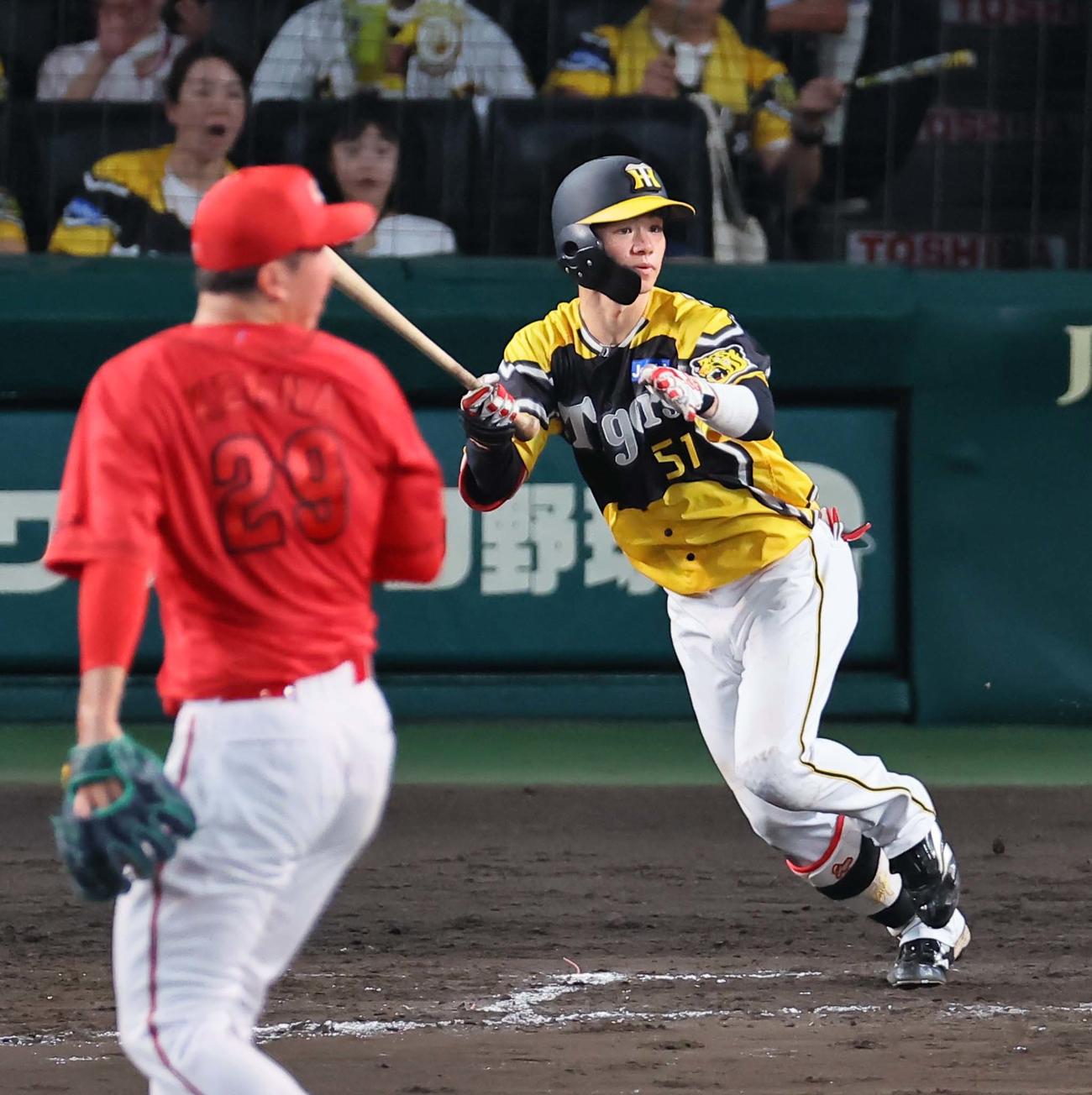 阪神対広島　6回裏阪神2死満塁、中野は左前適時打を放つ（撮影・上田博志）