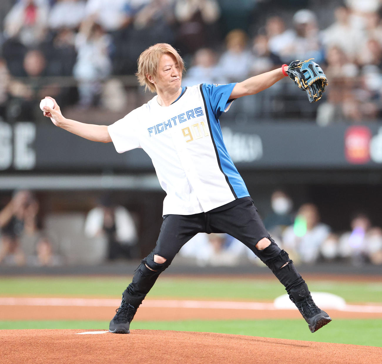 日本ハム対オリックス　ファーストピッチセレモニーで投球するGLAYのTERU（撮影・佐藤翔太）