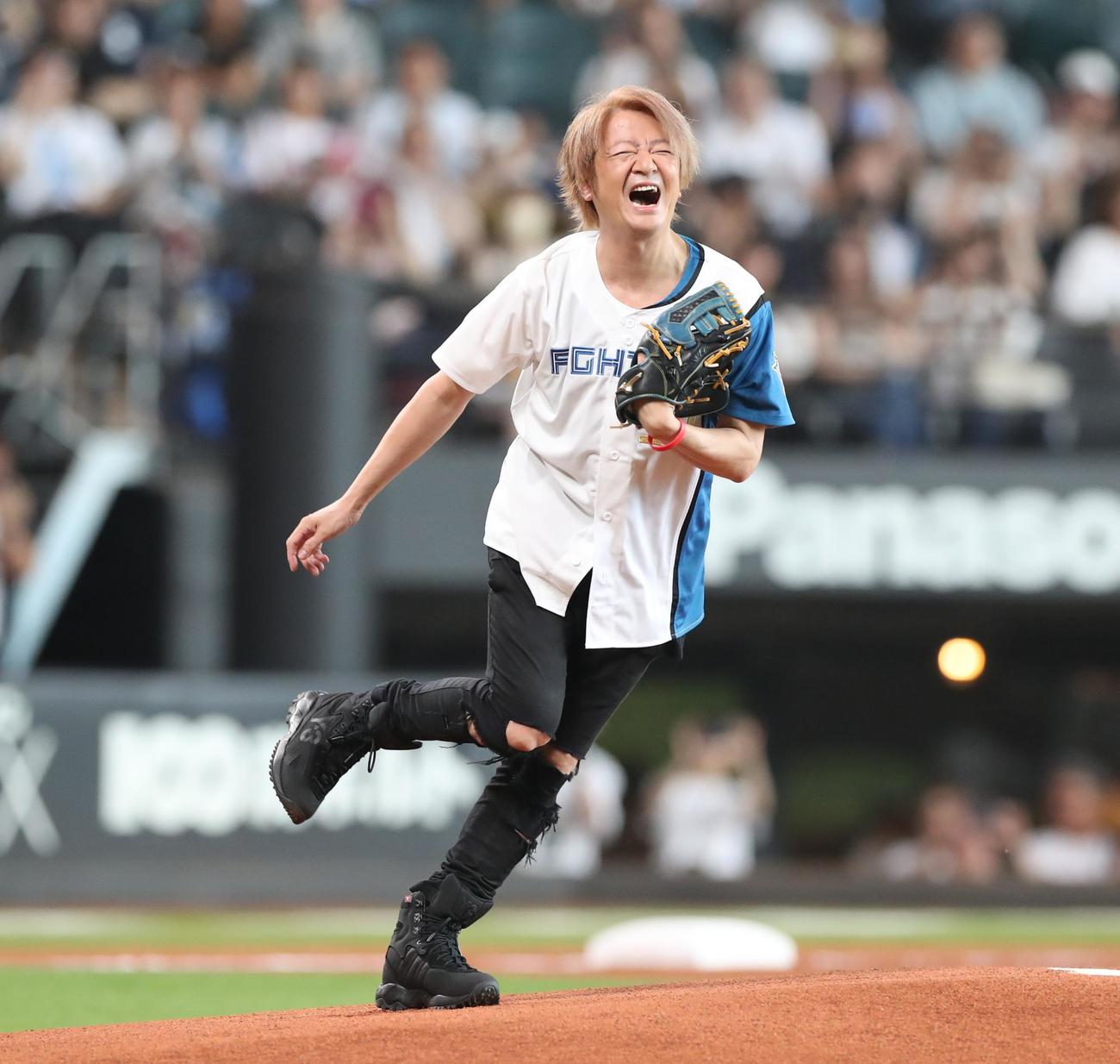 日本ハム対オリックス　ファーストピッチセレモニーで投球が届かず叫ぶGLAYのTERU（撮影・黒川智章）