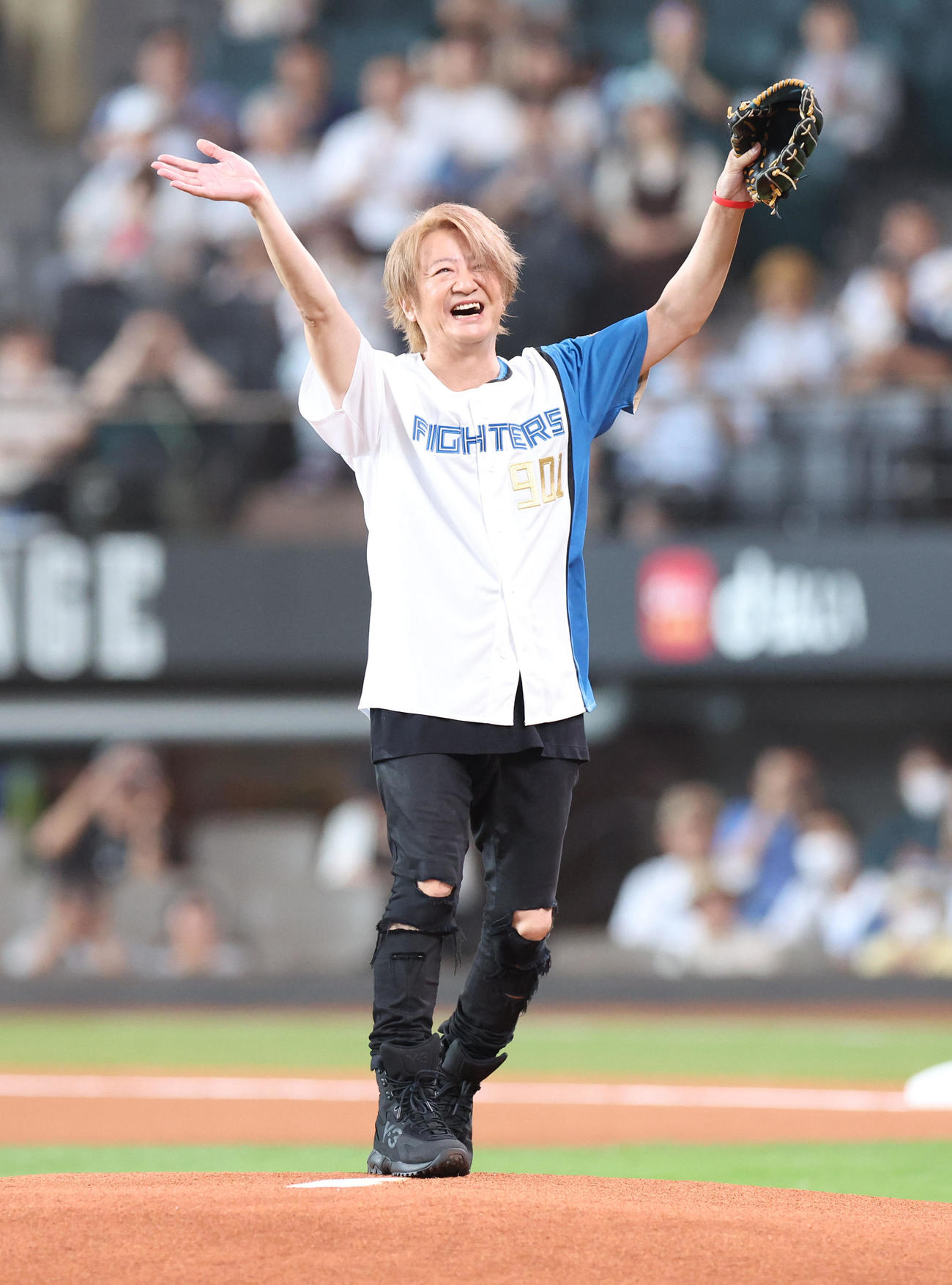 日本ハム対オリックス　ファーストピッチセレモニーで笑顔を見せるGLAYのTERU（撮影・佐藤翔太）