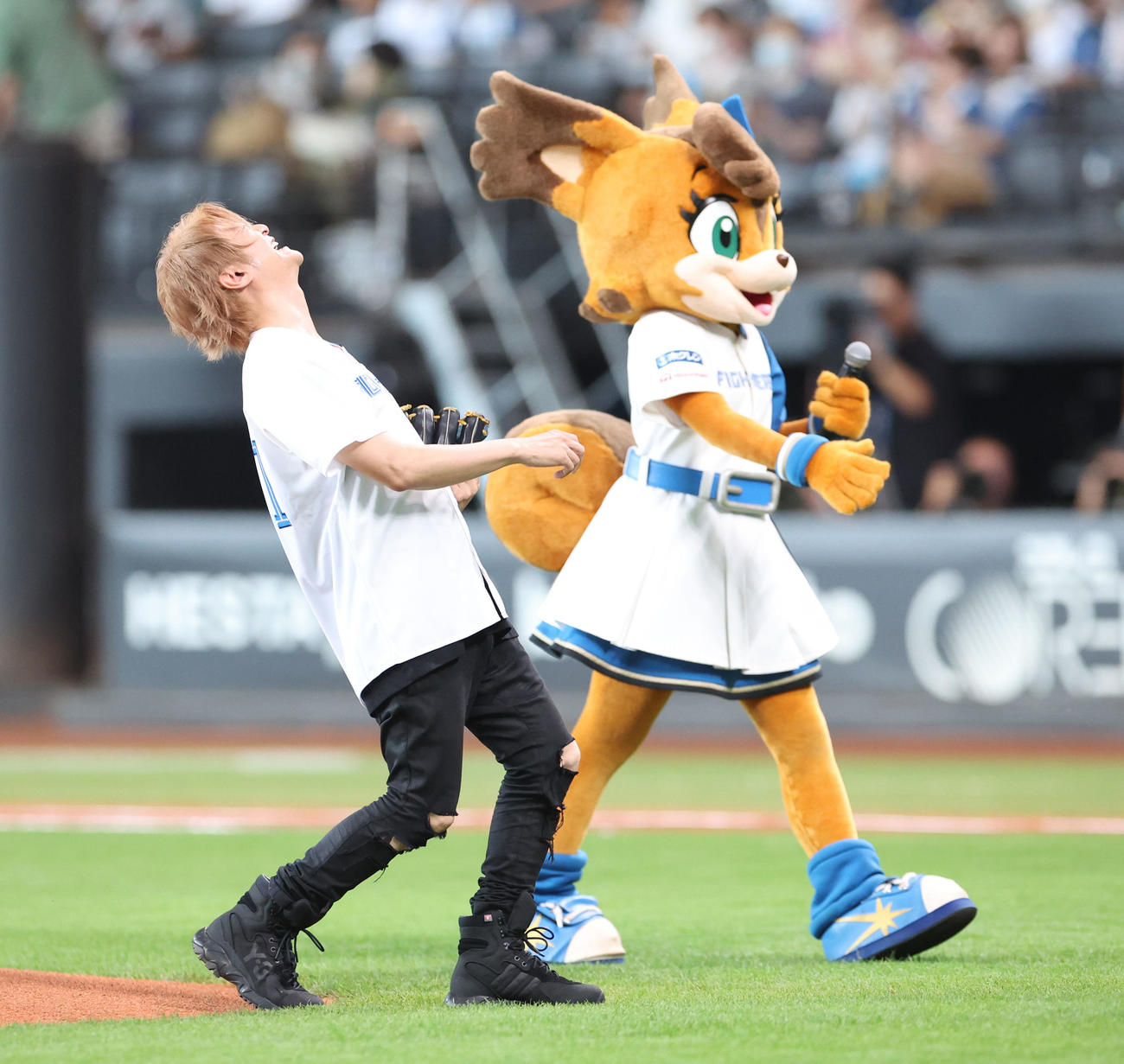 日本ハム対オリックス　ファーストピッチセレモニーを終え引き揚げるGLAYのTERU（撮影・佐藤翔太）