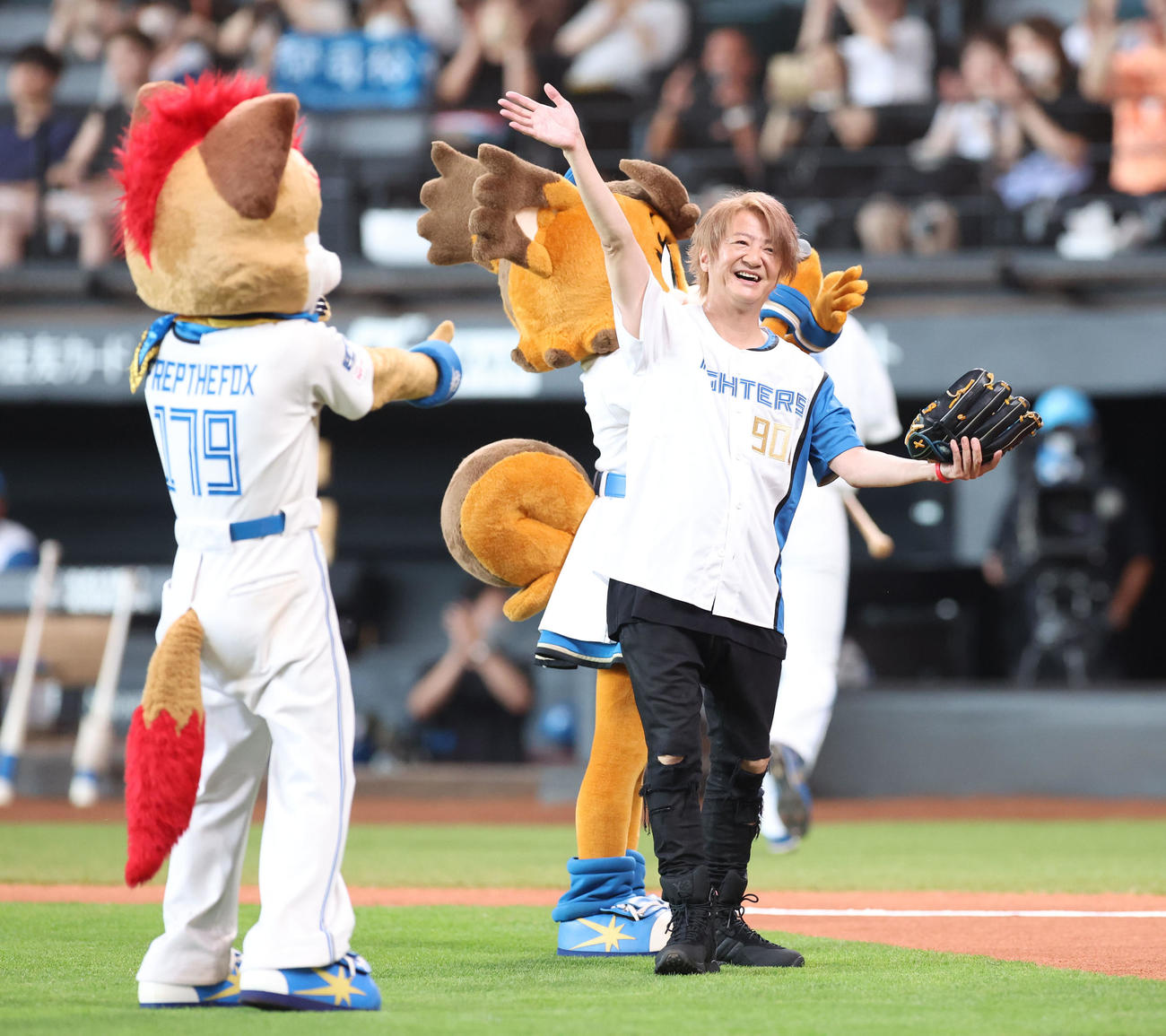 日本ハム対オリックス　ファーストピッチセレモニーを終え引き揚げるGLAYのTERU（撮影・佐藤翔太）