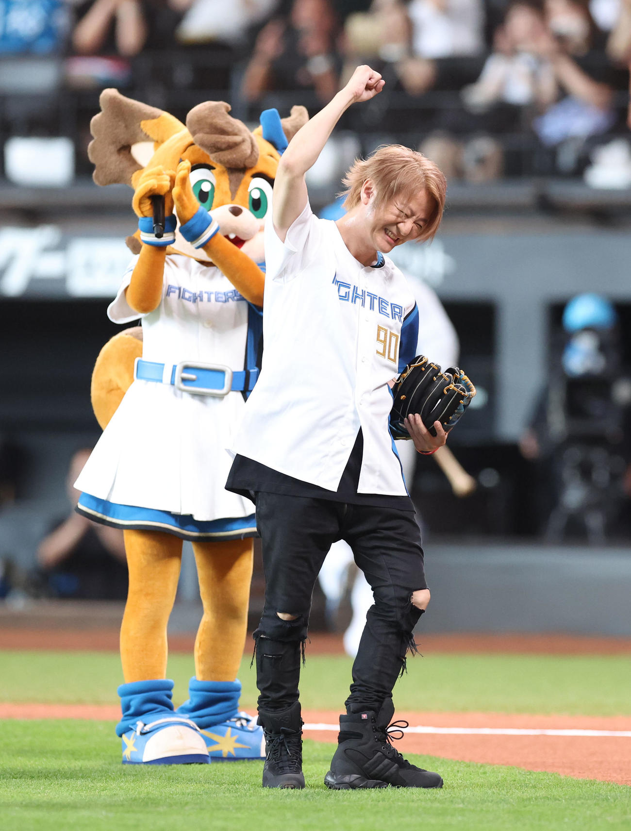 日本ハム対オリックス　ファーストピッチセレモニーを終えガッツポーズをするGLAYのTERU（撮影・佐藤翔太）