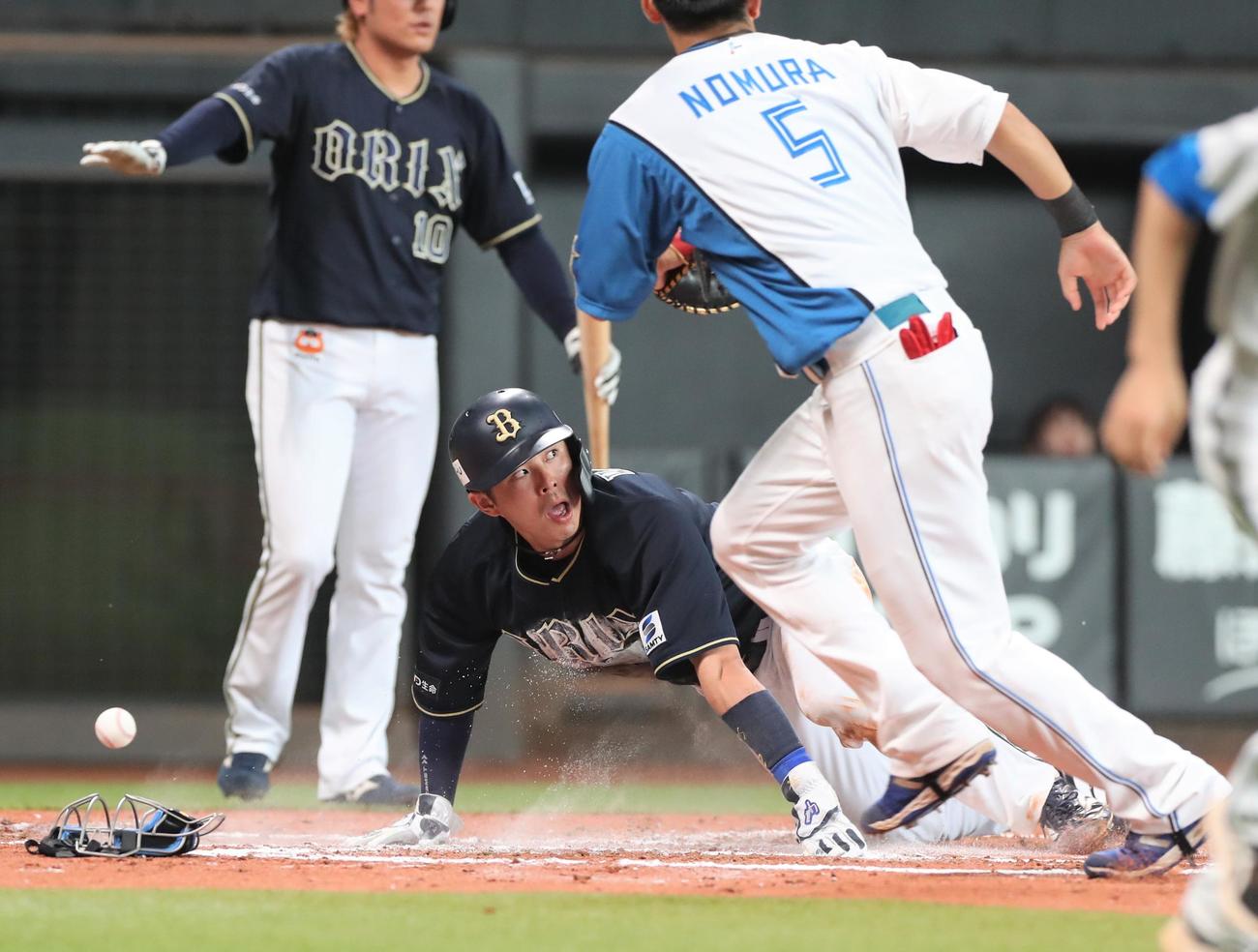 日本ハム対オリックス　2回表オリックス1死三塁、山足の遊ゴロで若月が三本間で挟まれるも伊藤のタッチをかいくぐり生還する（撮影・黒川智章）