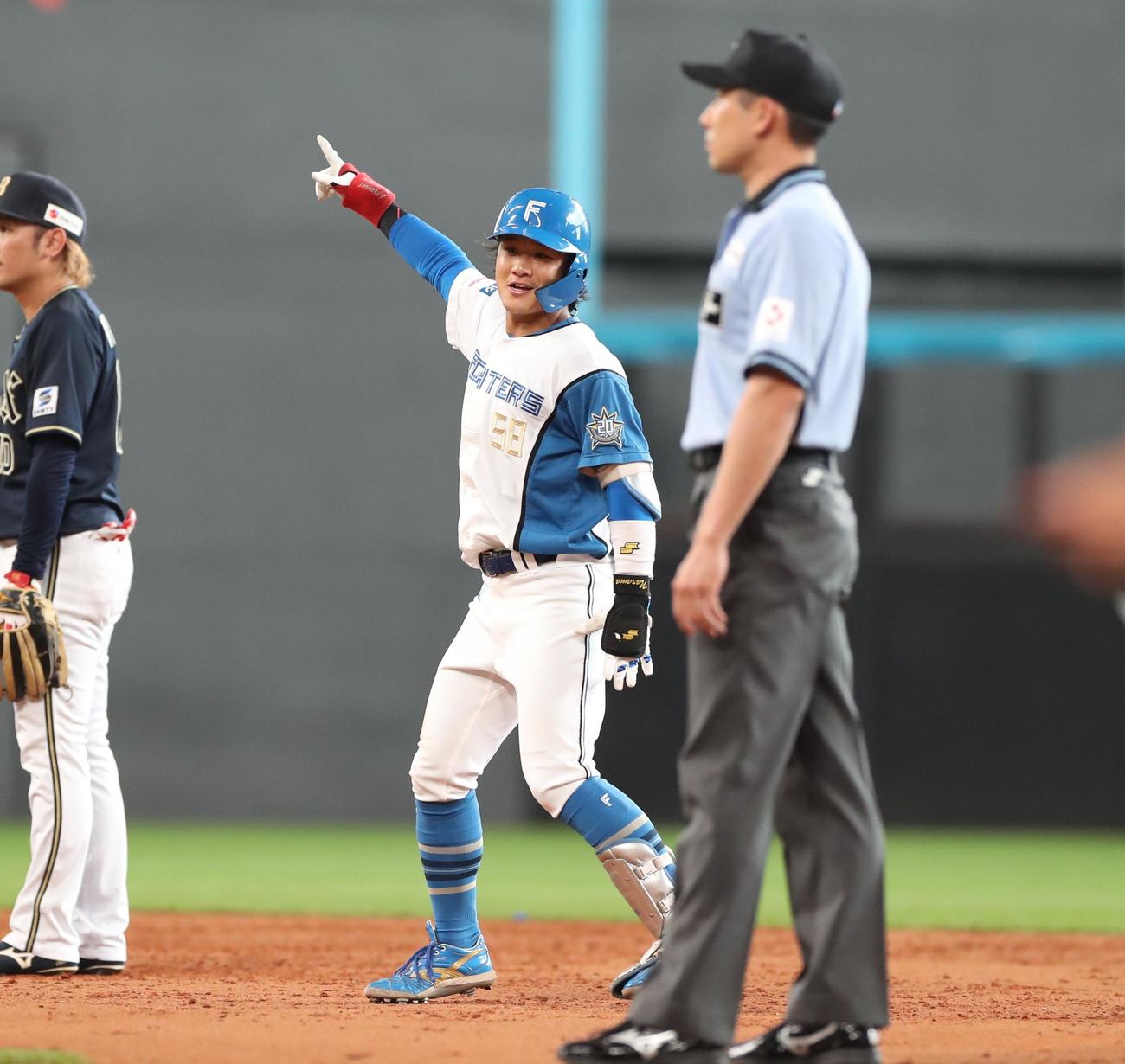日本ハム対オリックス　2回裏日本ハム1死一、二塁、左翼線に適時二塁打を放ちポーズをとる奈良間（撮影・黒川智章）