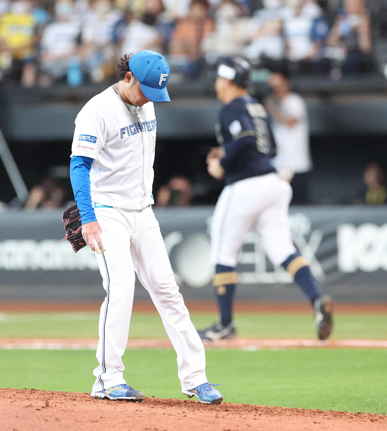 日本ハム対オリックス　3回表オリックス2死満塁、野口に押し出しとなる四球を与える伊藤（撮影・佐藤翔太）