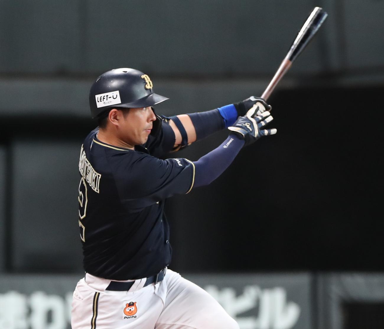 日本ハム対オリックス　2回表オリックス無死一、三塁、左前適時打を放つ若月（撮影・黒川智章）