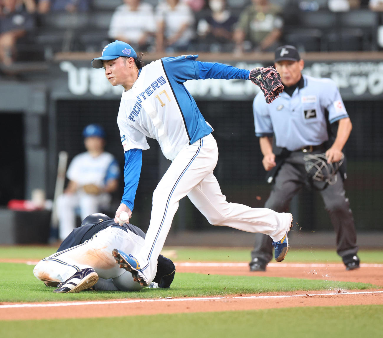 日本ハム対オリックス　2回表オリックス1死三塁、山足の遊ゴロの間に三塁走者若月は伊藤のタッチをかわし本塁生還する（撮影・佐藤翔太）
