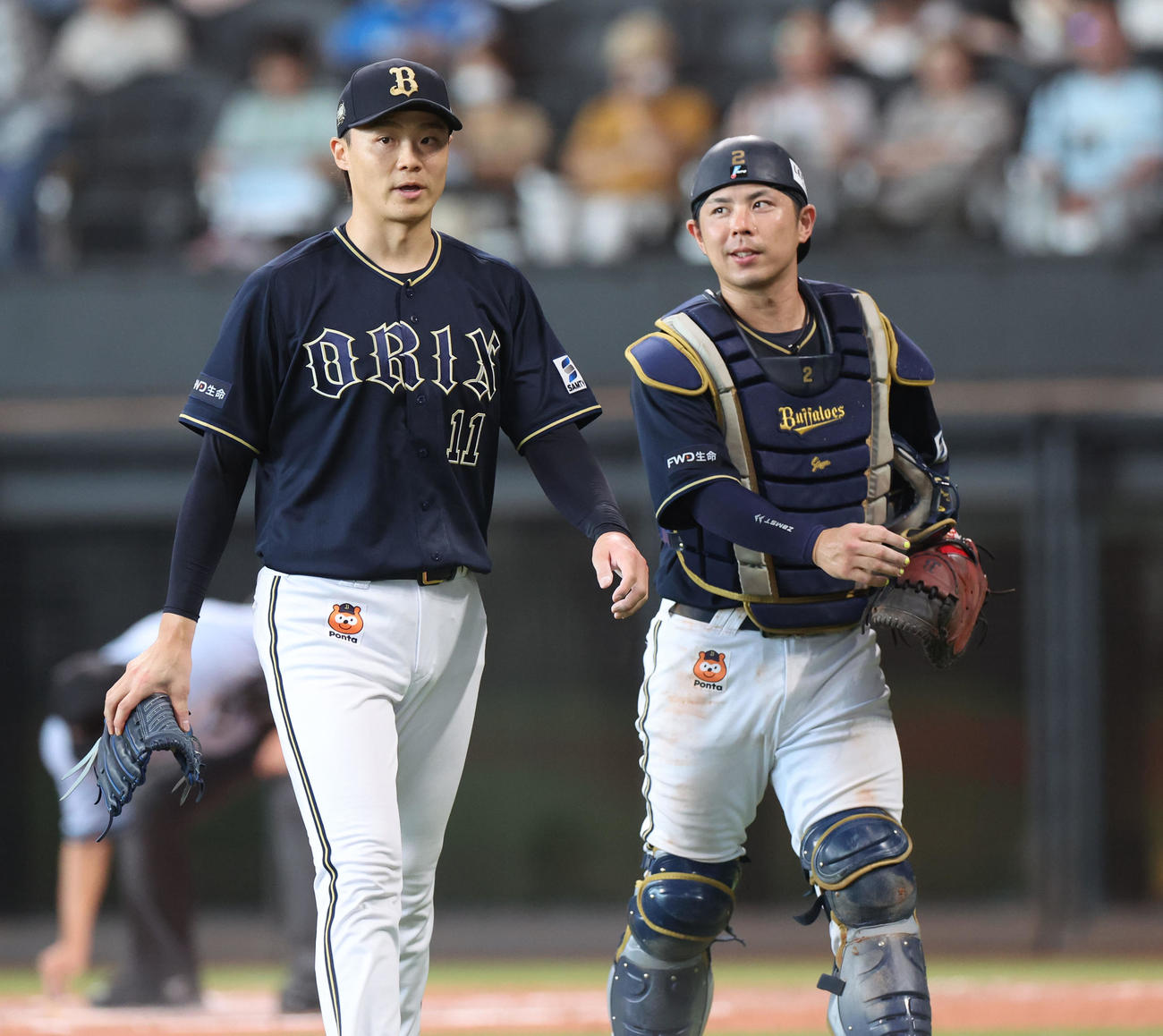 日本ハム対オリックス　会話しながらベンチに戻るオリックス山崎福（左）と若月（撮影・佐藤翔太）