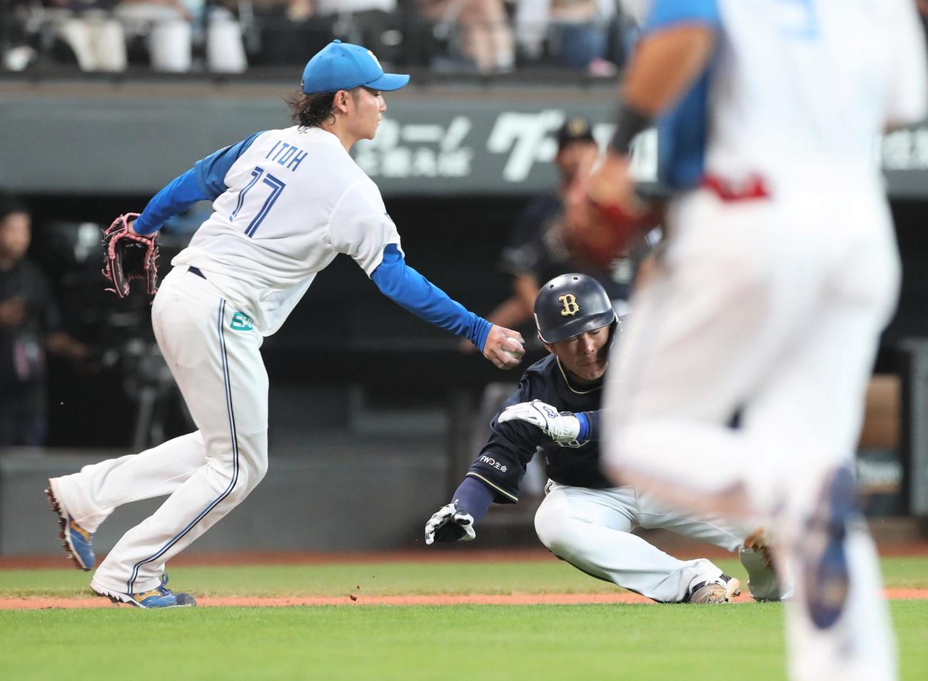 日本ハム対オリックス　2回表オリックス1死三塁、山足の遊ゴロで若月が三本間で挟まれるも伊藤のタッチをかいくぐり生還する（撮影・黒川智章）