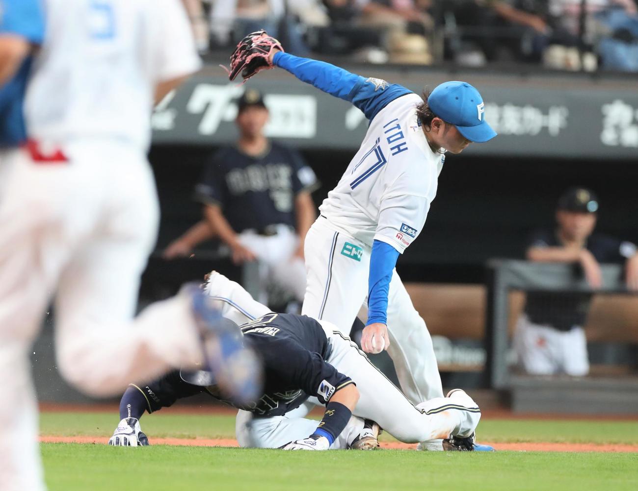 日本ハム対オリックス　2回表オリックス1死三塁、山足の遊ゴロで若月が三本間で挟まれるも伊藤のタッチをかいくぐり生還する（撮影・黒川智章）