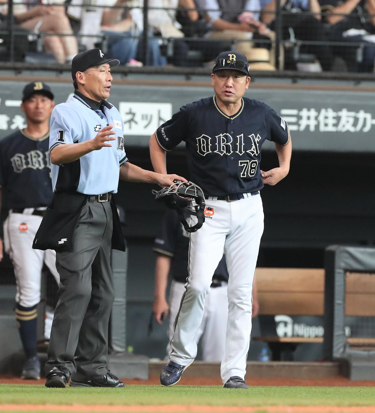 日本ハム対オリックス　2回表オリックス1死三塁、三塁走者若月のアウトの判定にリクエストする中嶋監督（撮影・黒川智章）