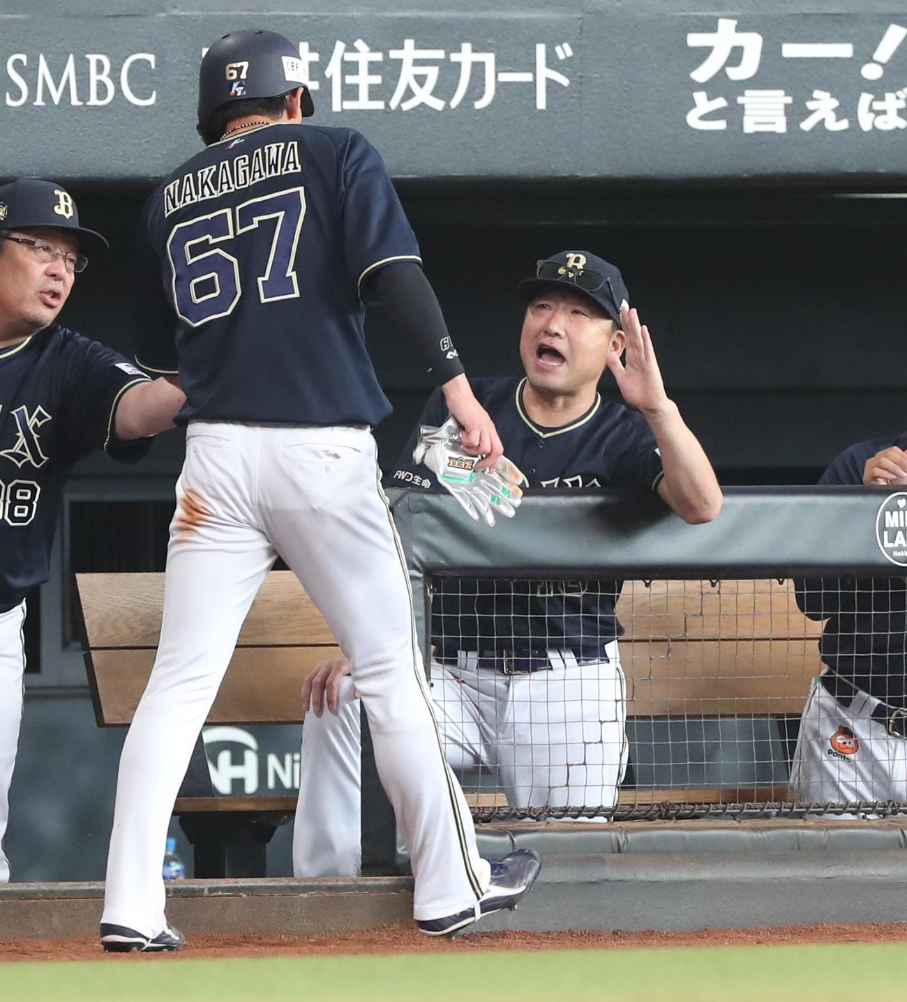 日本ハム対オリックス　2回表、生還した中川圭を出迎える中嶋監督（撮影・黒川智章）
