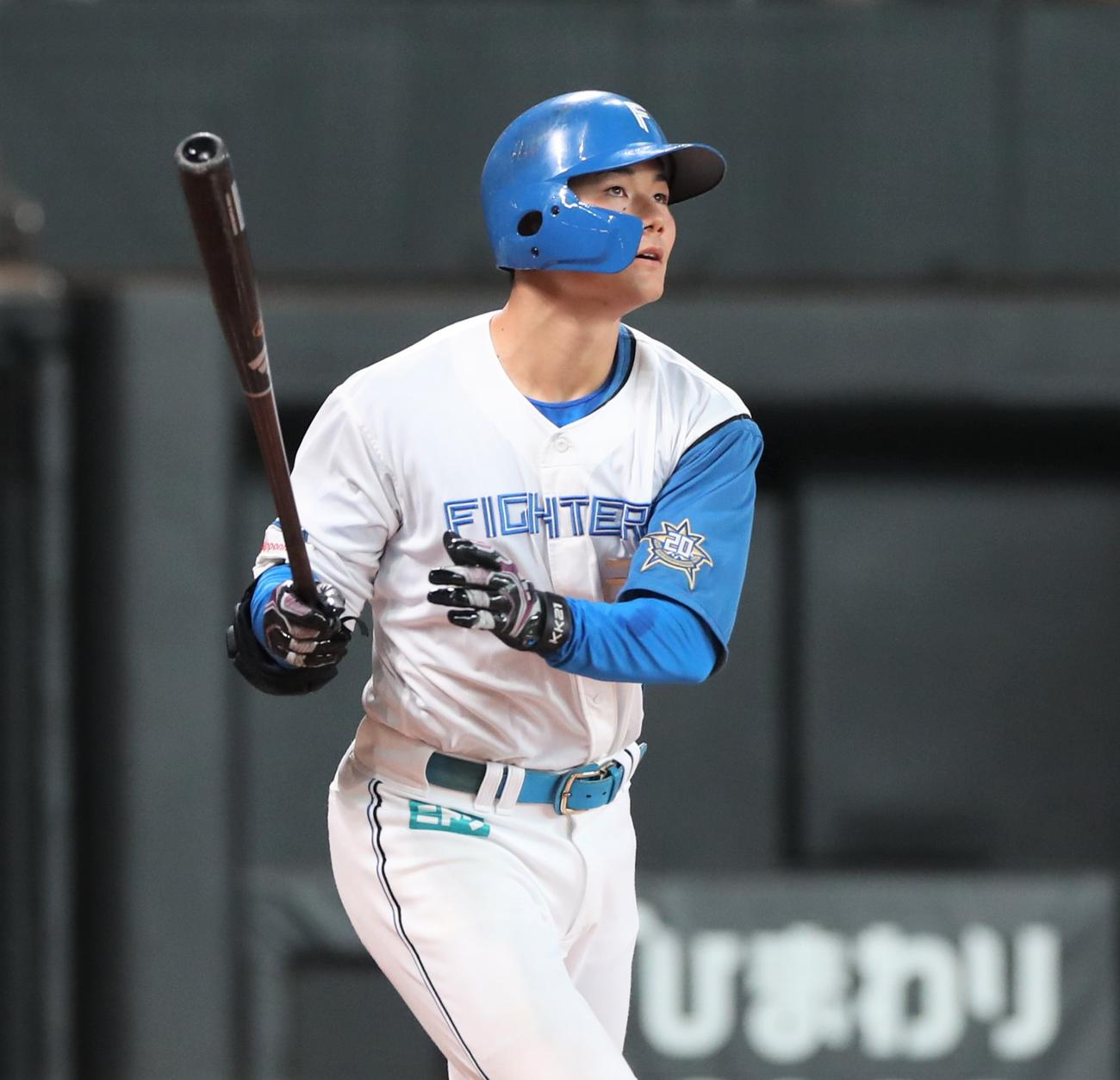 日本ハム対オリックス　5回裏日本ハム1死、右越え本塁打を放つ清宮（撮影・黒川智章）