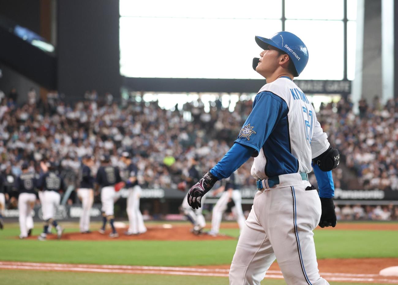 日本ハム対オリックス　9回裏日本ハム1死満塁、併殺に終わり引き揚げる清宮（撮影・黒川智章）
