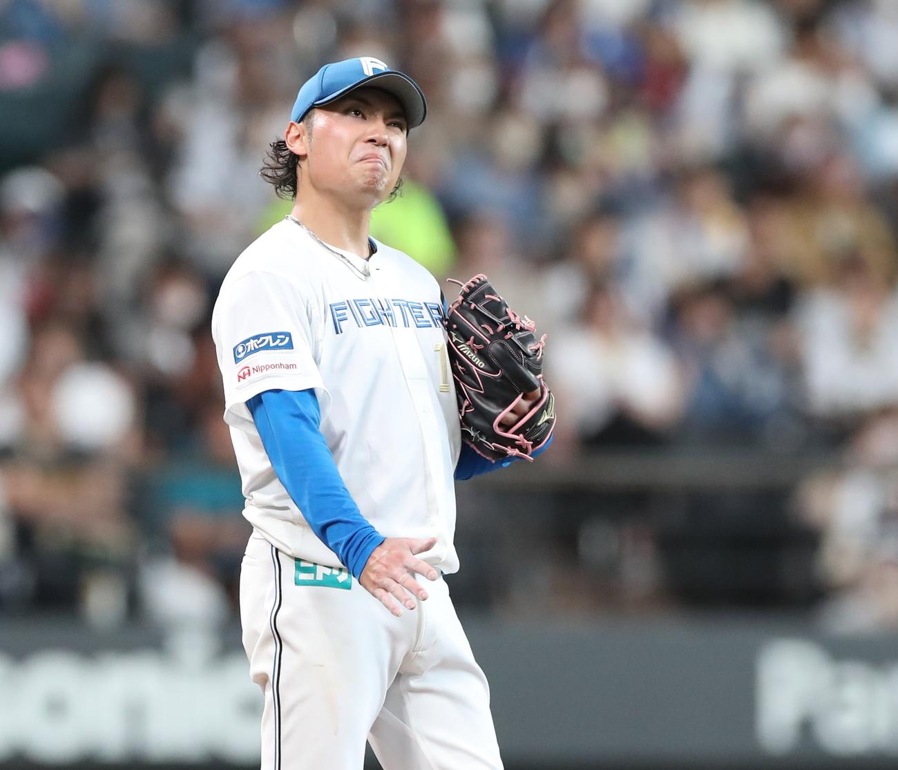 日本ハム対オリックス　3回表オリックス2死満塁、野口に押し出し四球を与え顔をしかめる伊藤（撮影・黒川智章）