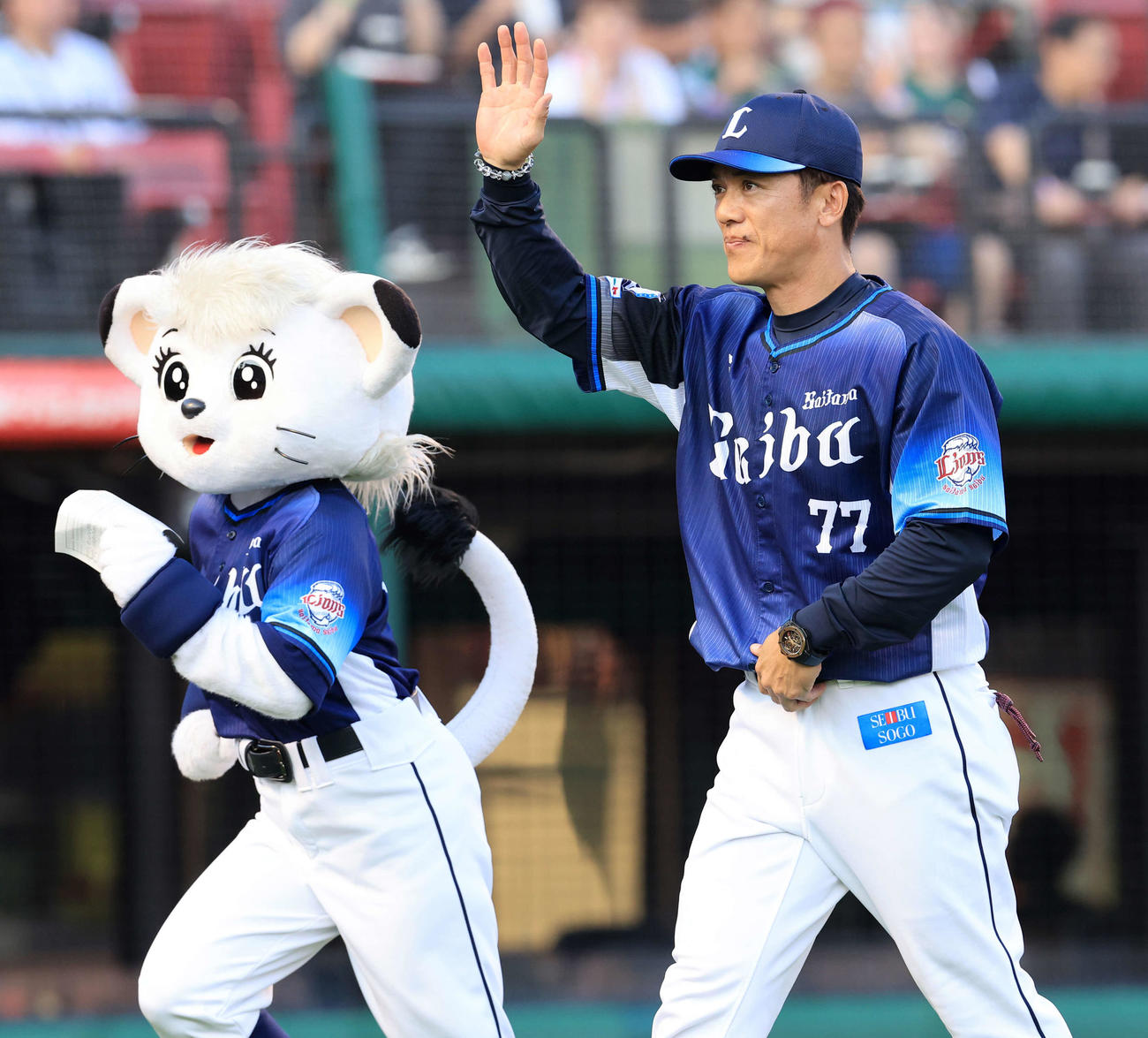 楽天対西武　メンバー最終確認後、スタンドに手を振る西武松井監督（撮影・浅見桂子）