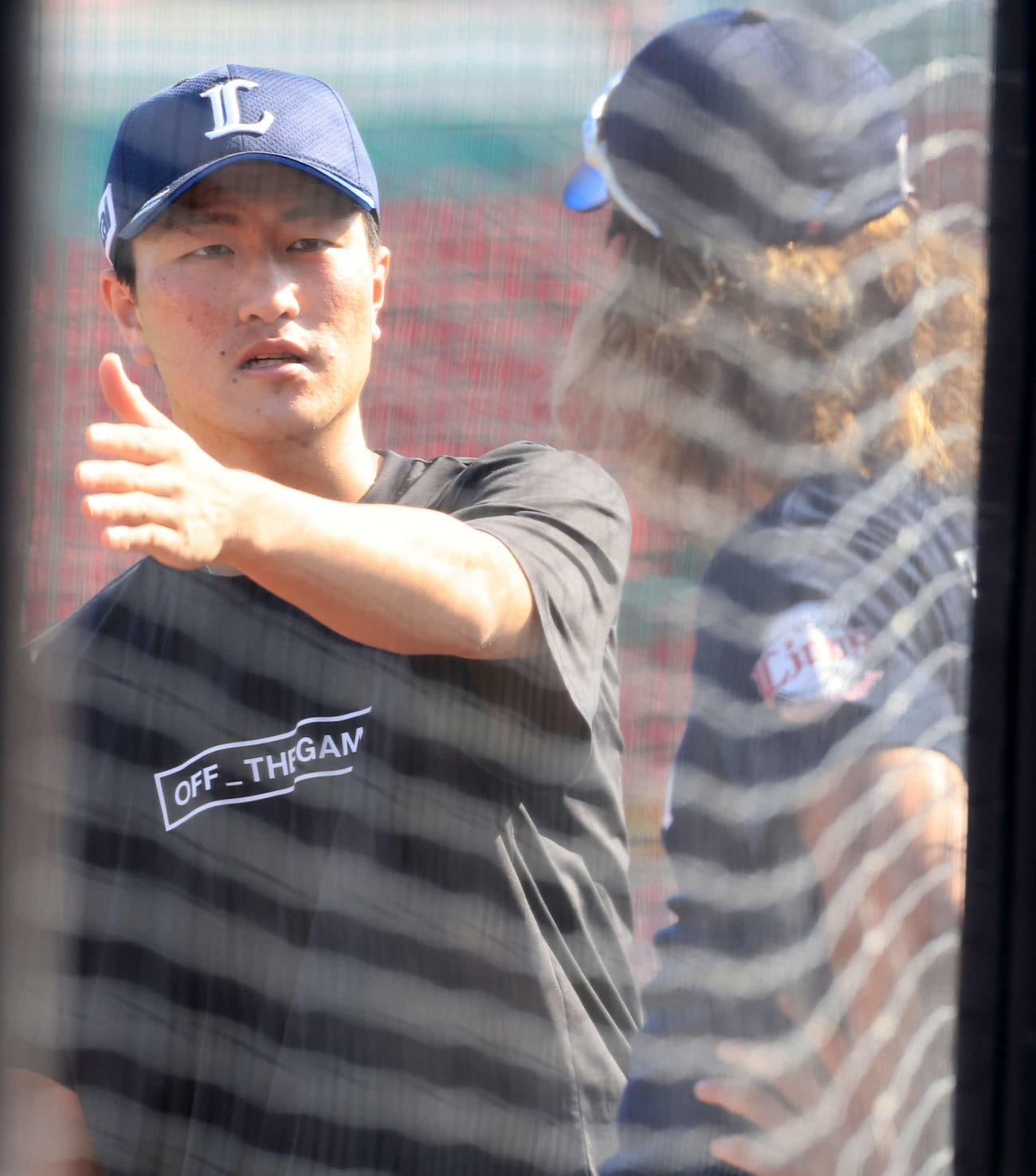 楽天対西武　西武今井（手前）と話し込む古市（撮影・浅見桂子）