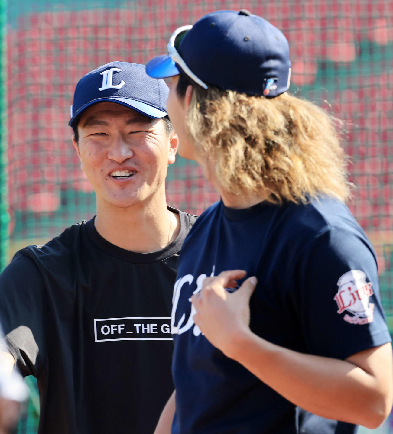 楽天対西武　西武今井（手前）と談笑する古市（撮影・浅見桂子）