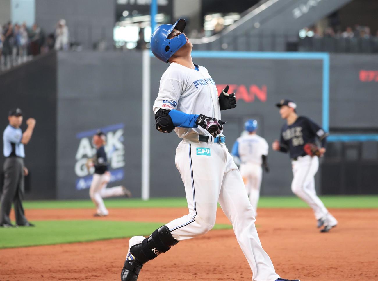 日本ハム対オリックス　9回裏日本ハム1死満塁、併殺に終わり悔しそうな表情の清宮（撮影・黒川智章）