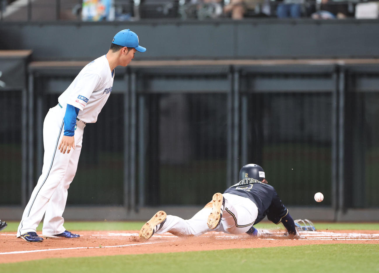 日本ハム対オリックス　2回表オリックス1死三塁、山足の遊ゴロの間に三塁走者若月は伊藤のタッチをかわし本塁生還する（撮影・佐藤翔太）