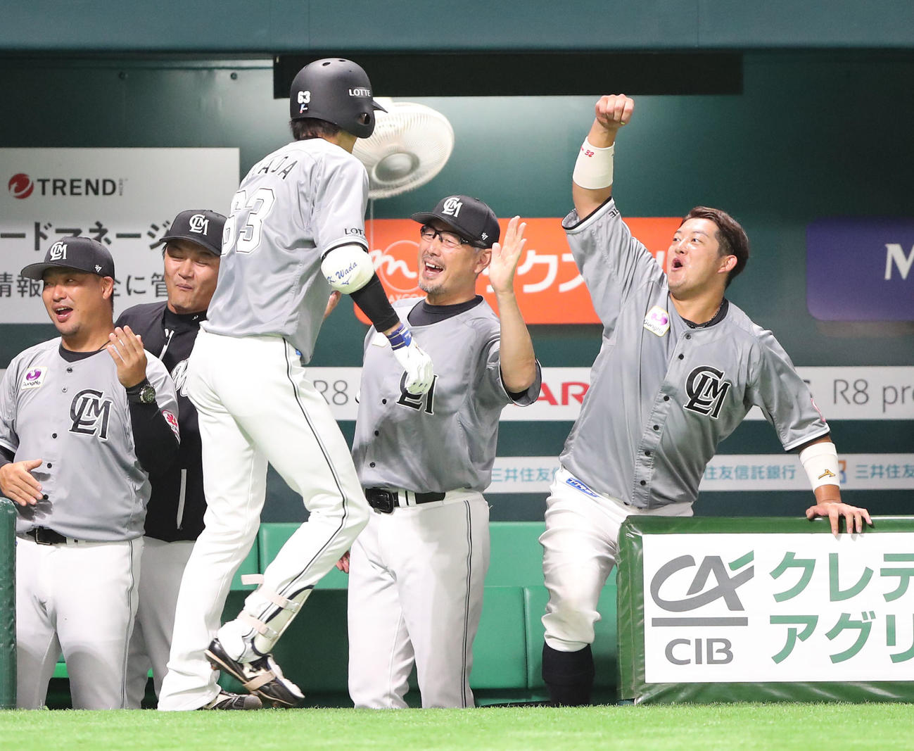 ソフトバンク対ロッテ　3回表ロッテ1死、和田は右越えに先制本塁打を放ちナインとハイタッチ（撮影・梅根麻紀）
