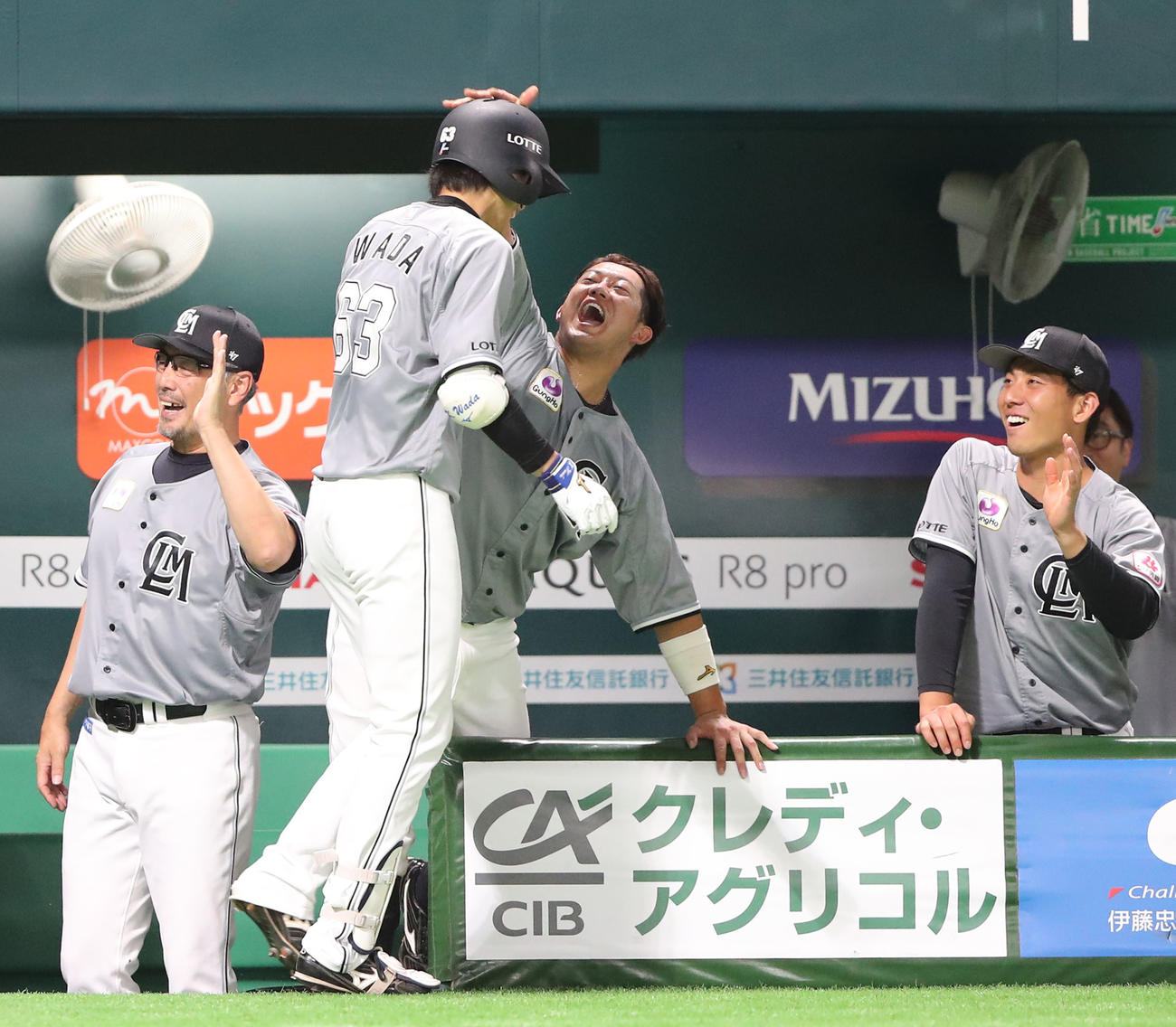 ソフトバンク対ロッテ　3回表ロッテ1死、和田は右越えに先制本塁打を放ちナインとハイタッチ（撮影・梅根麻紀）