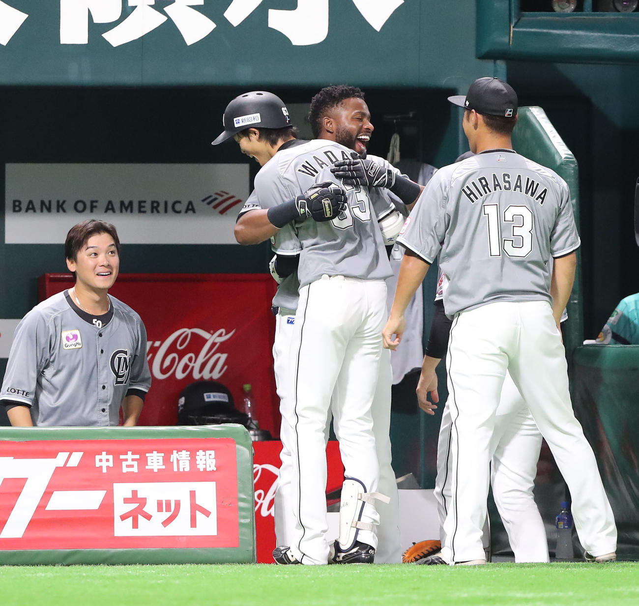 ソフトバンク対ロッテ　3回表ロッテ1死、和田は右越えに先制本塁打を放ちナインとハイタッチ（撮影・梅根麻紀）