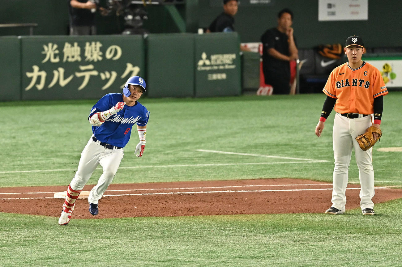 巨人対中日　6回表中日2死三塁、大島（左）は右翼に適時二塁打を放ち一塁を回る。一塁手岡本和（撮影・滝沢徹郎）