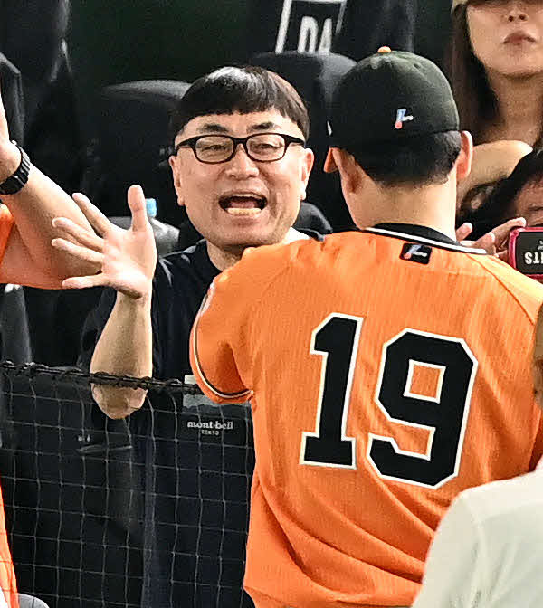 巨人対中日　試合後、場内1周する巨人山崎伊を迎えるイジリー岡田（撮影・滝沢徹郎）