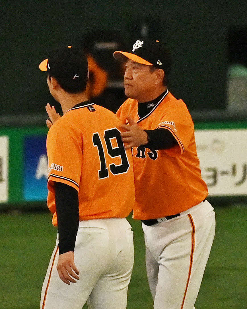 巨人対中日　試合後、勝利投手の巨人山崎伊（左）をねぎらう原辰徳監督（撮影・滝沢徹郎）