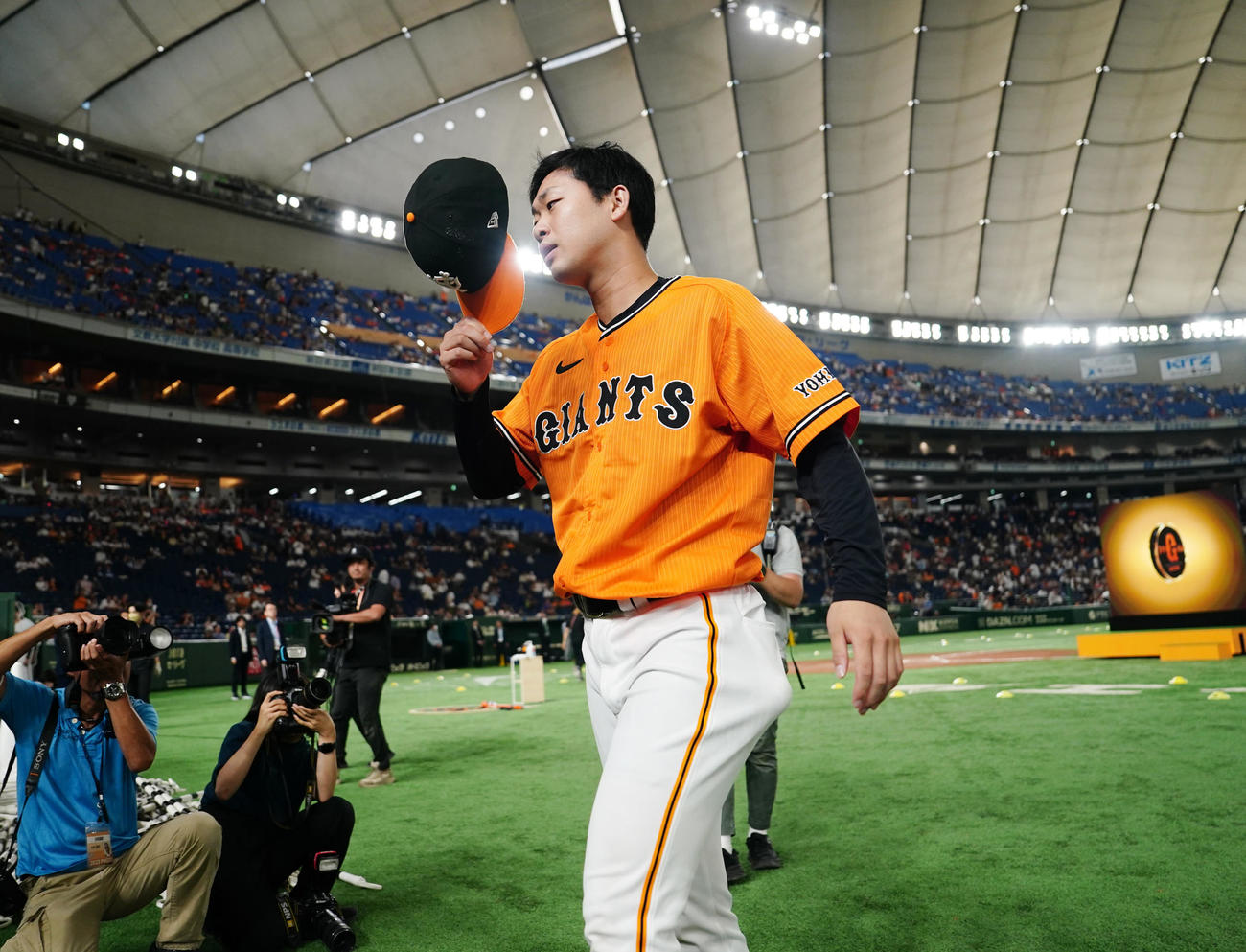 巨人対中日　試合後、引き揚げる巨人山崎伊（撮影・江口和貴）