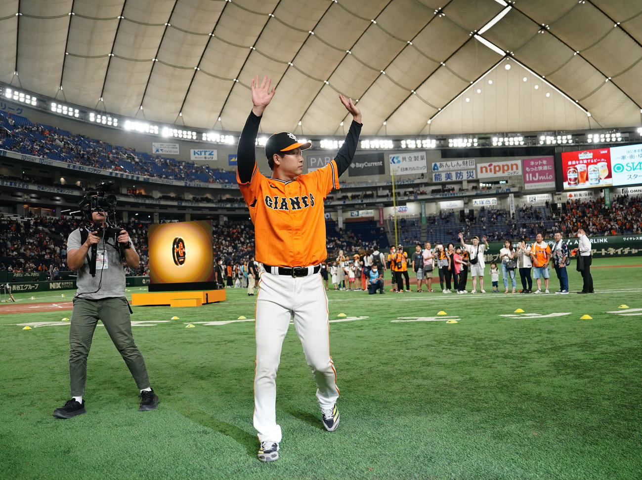 巨人対中日　試合後、ファンの声援に応える巨人山崎伊（撮影・江口和貴）