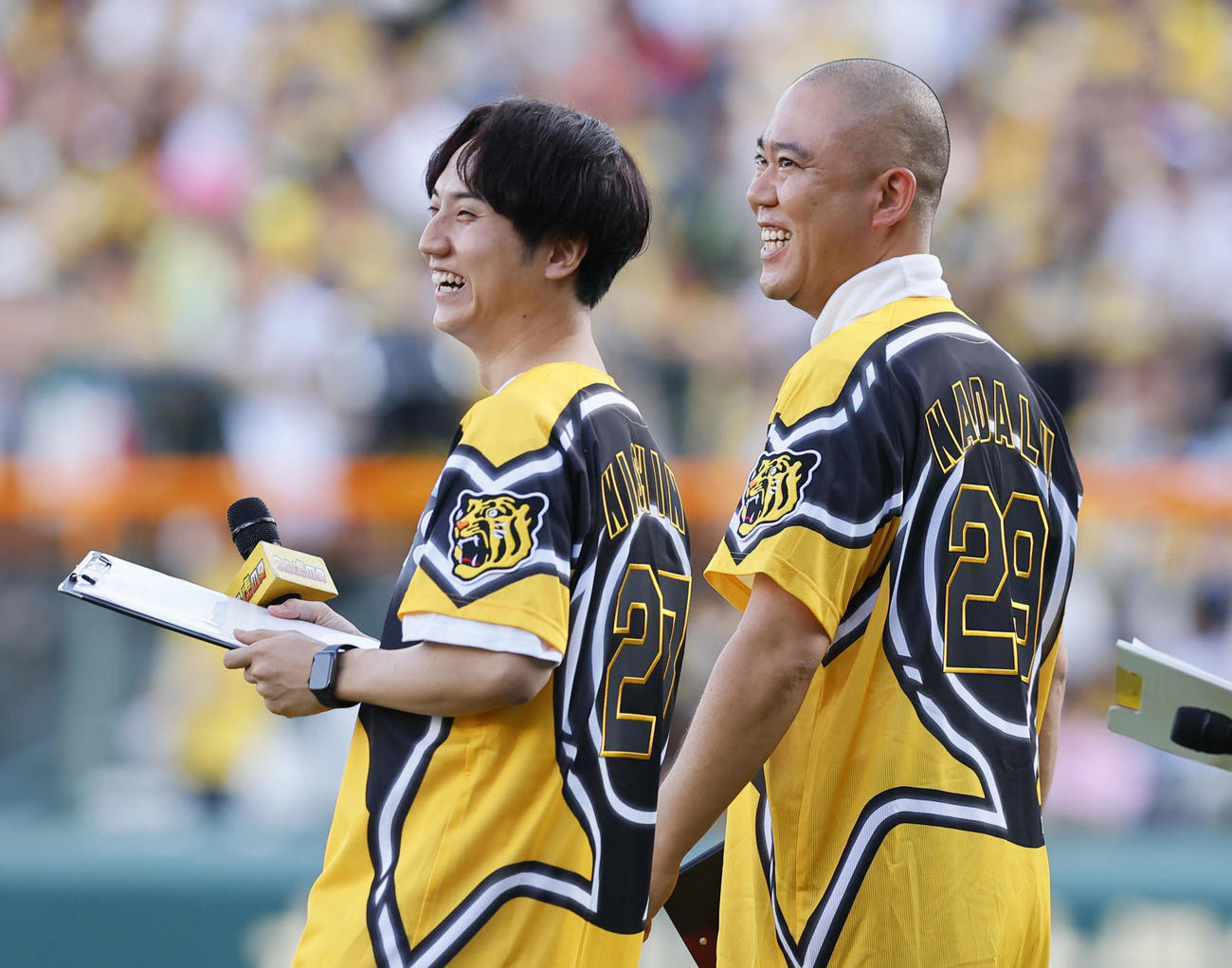 阪神対広島　選手紹介に臨む芸人のコロコロチキチキペッパーズ（撮影・藤尾明華）
